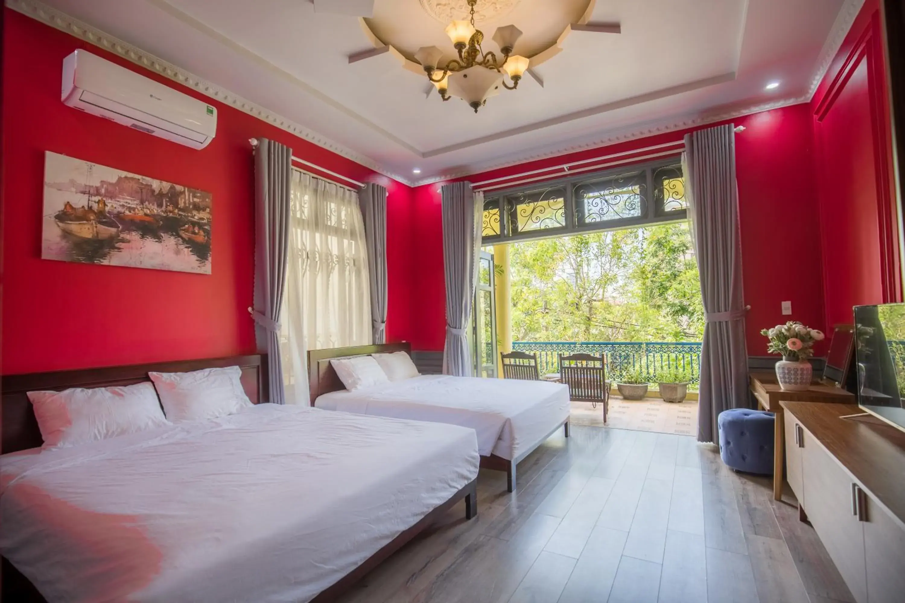 Family Room with Balcony in Thi Boutique Villa Family Room with Balcony in Thi Boutique Villa