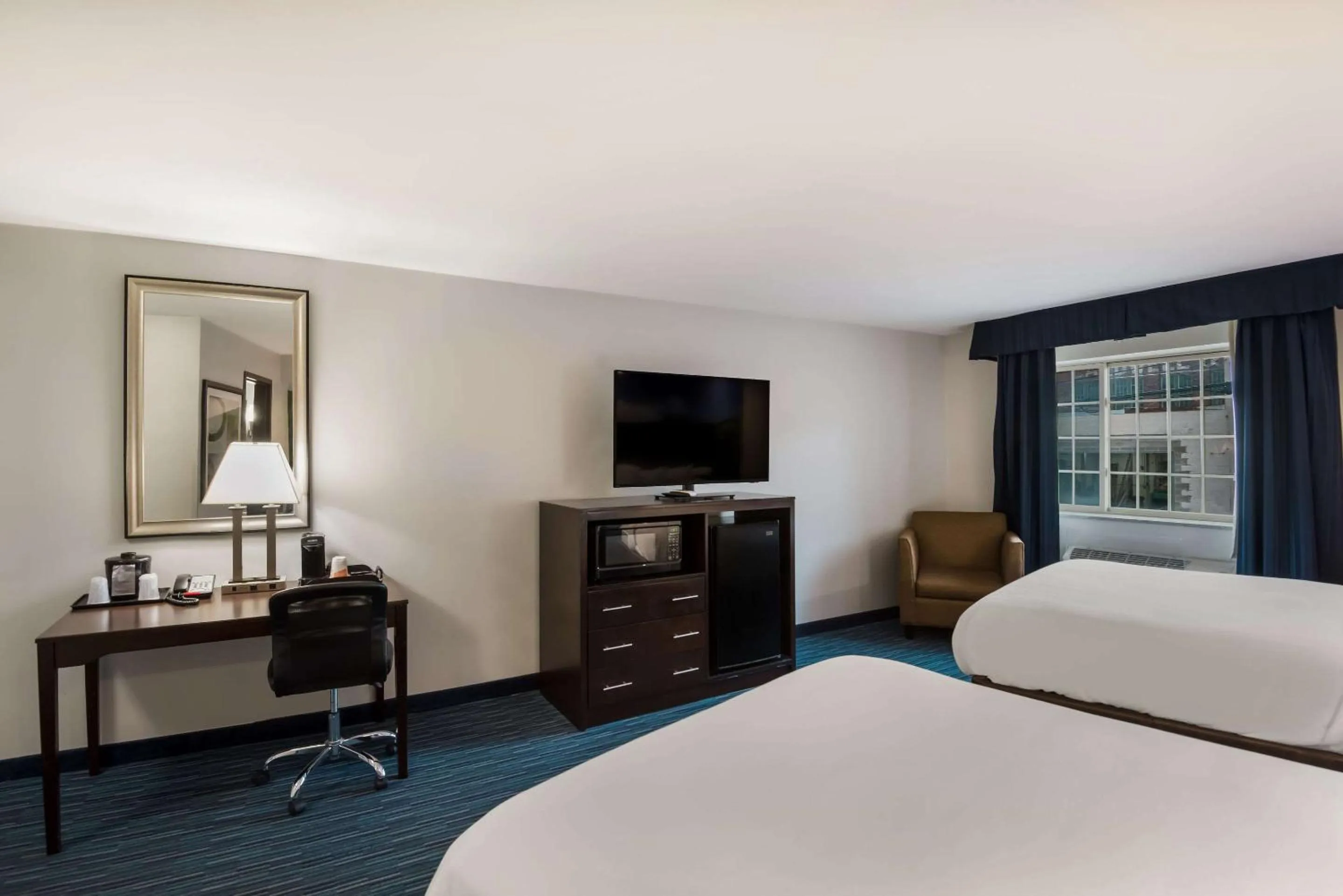 Bedroom, Bed in Clarion Pointe Syracuse Downtown