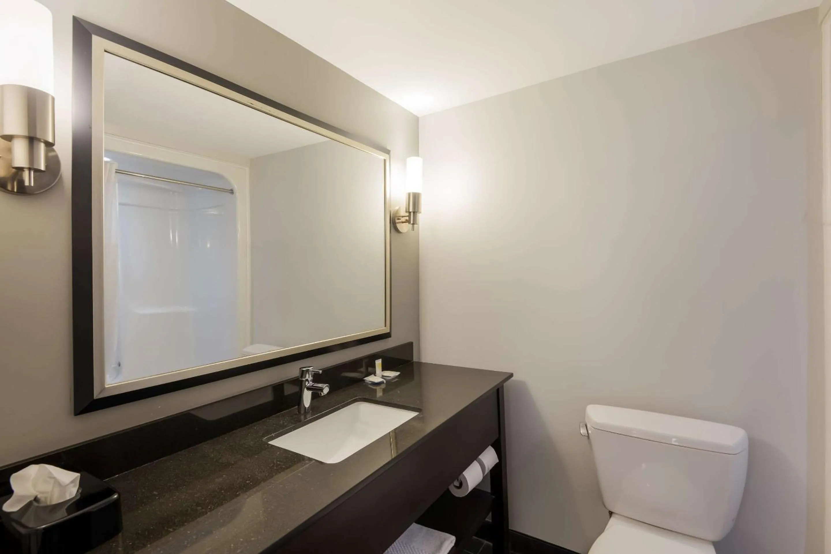 Bedroom in Clarion Pointe Syracuse Downtown