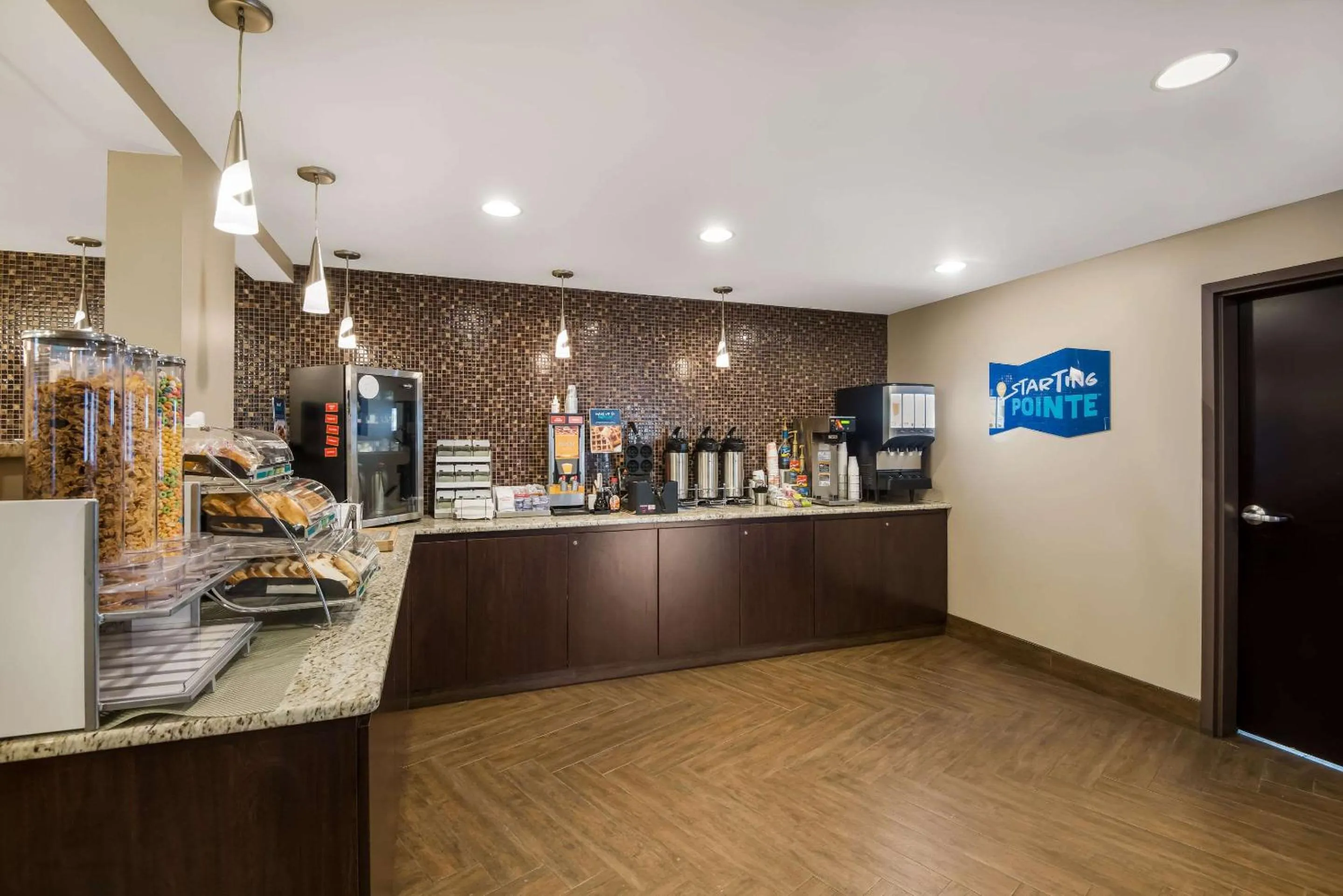 Breakfast in Clarion Pointe Syracuse Downtown