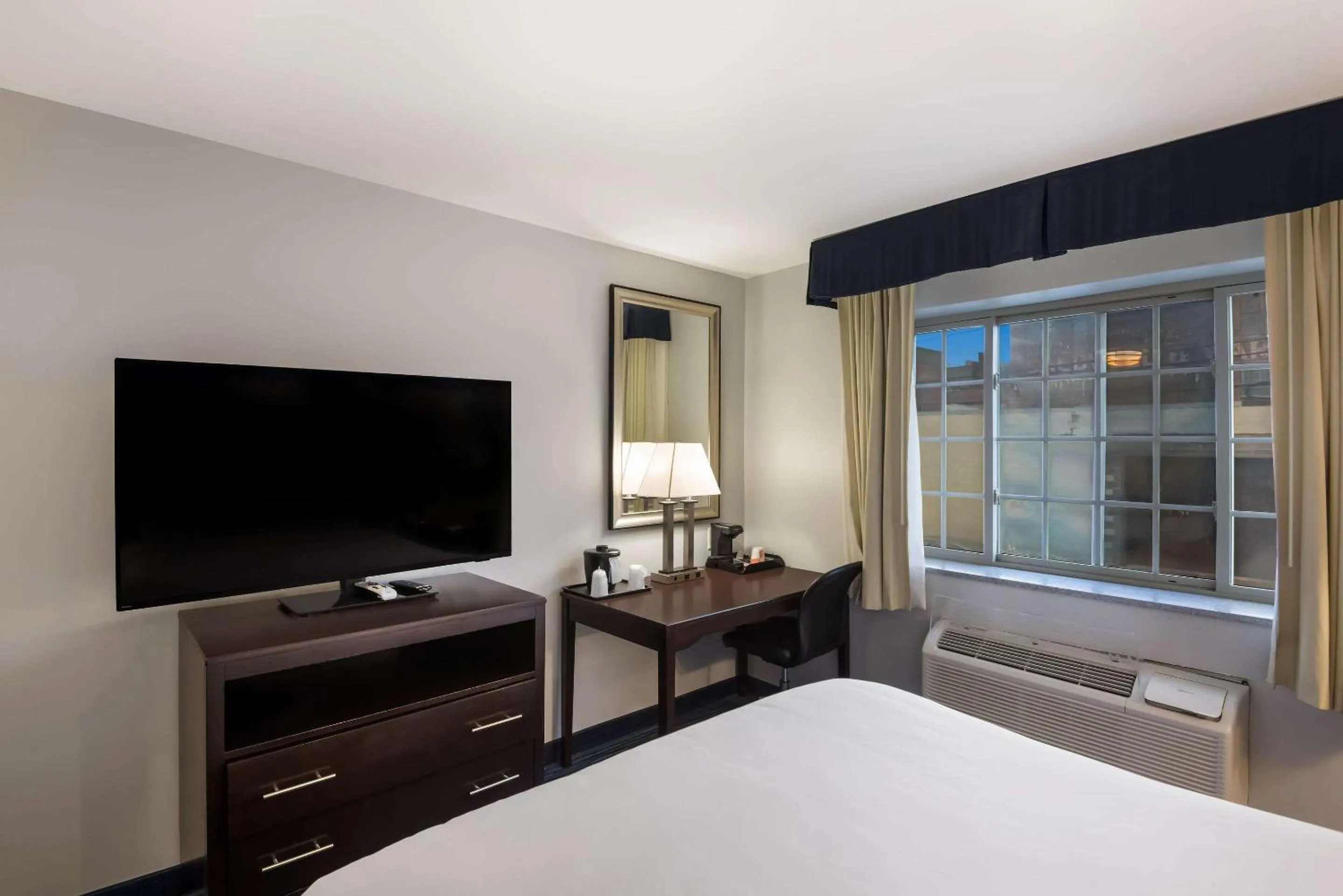 Bedroom, Bed in Clarion Pointe Syracuse Downtown