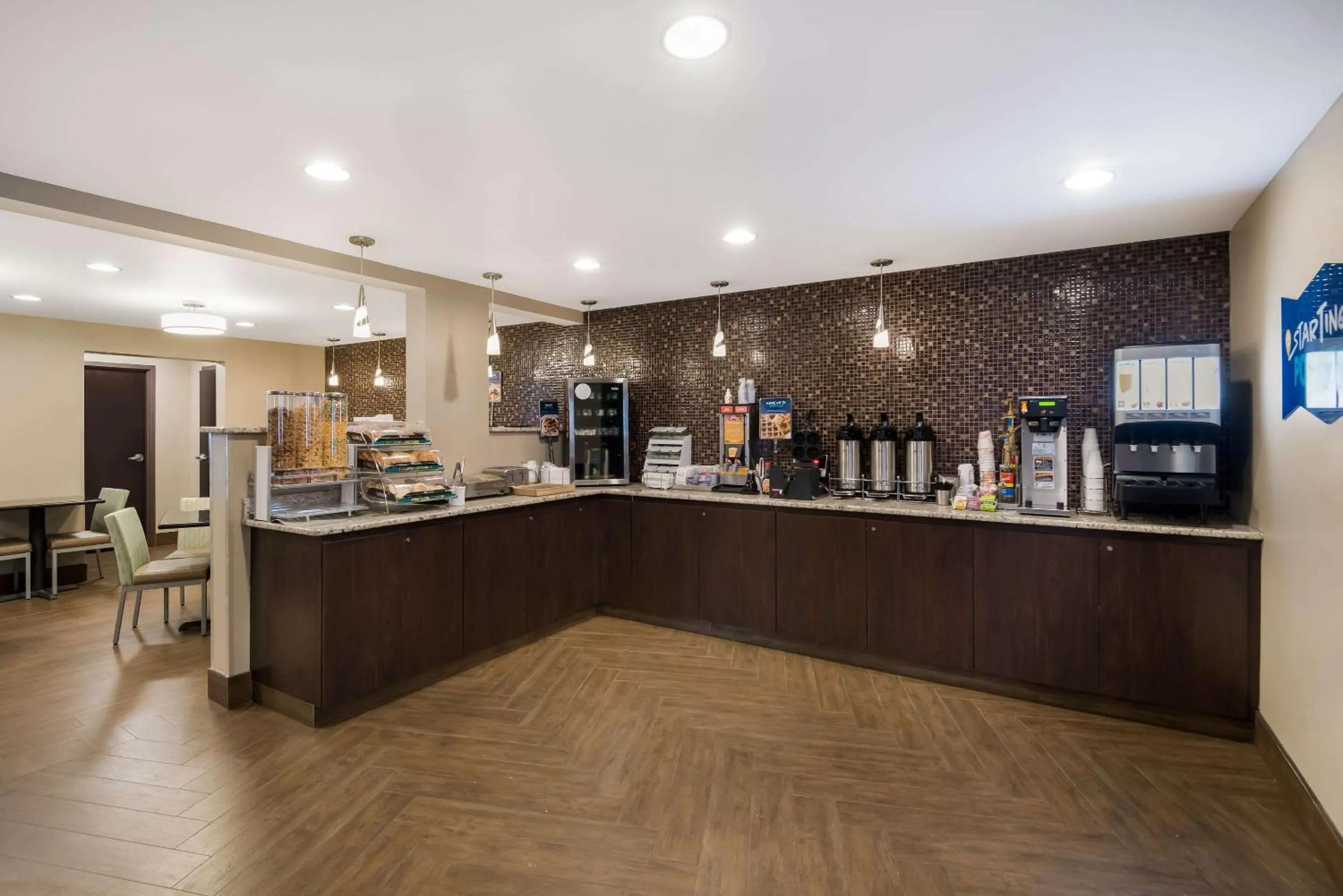 Breakfast in Clarion Pointe Syracuse Downtown