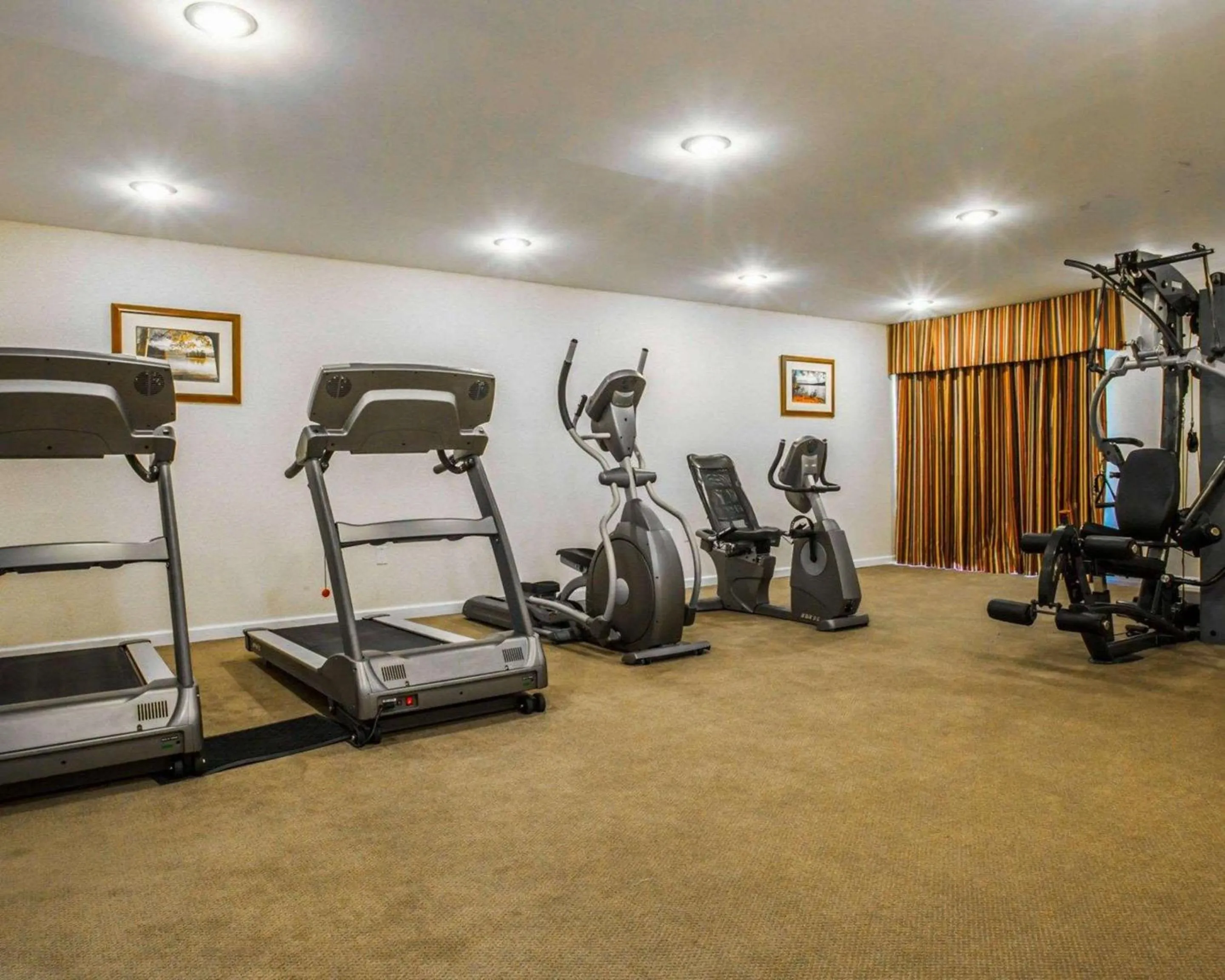 Fitness centre/facilities in Clarion Inn & Suites at the Outlets of Lake George