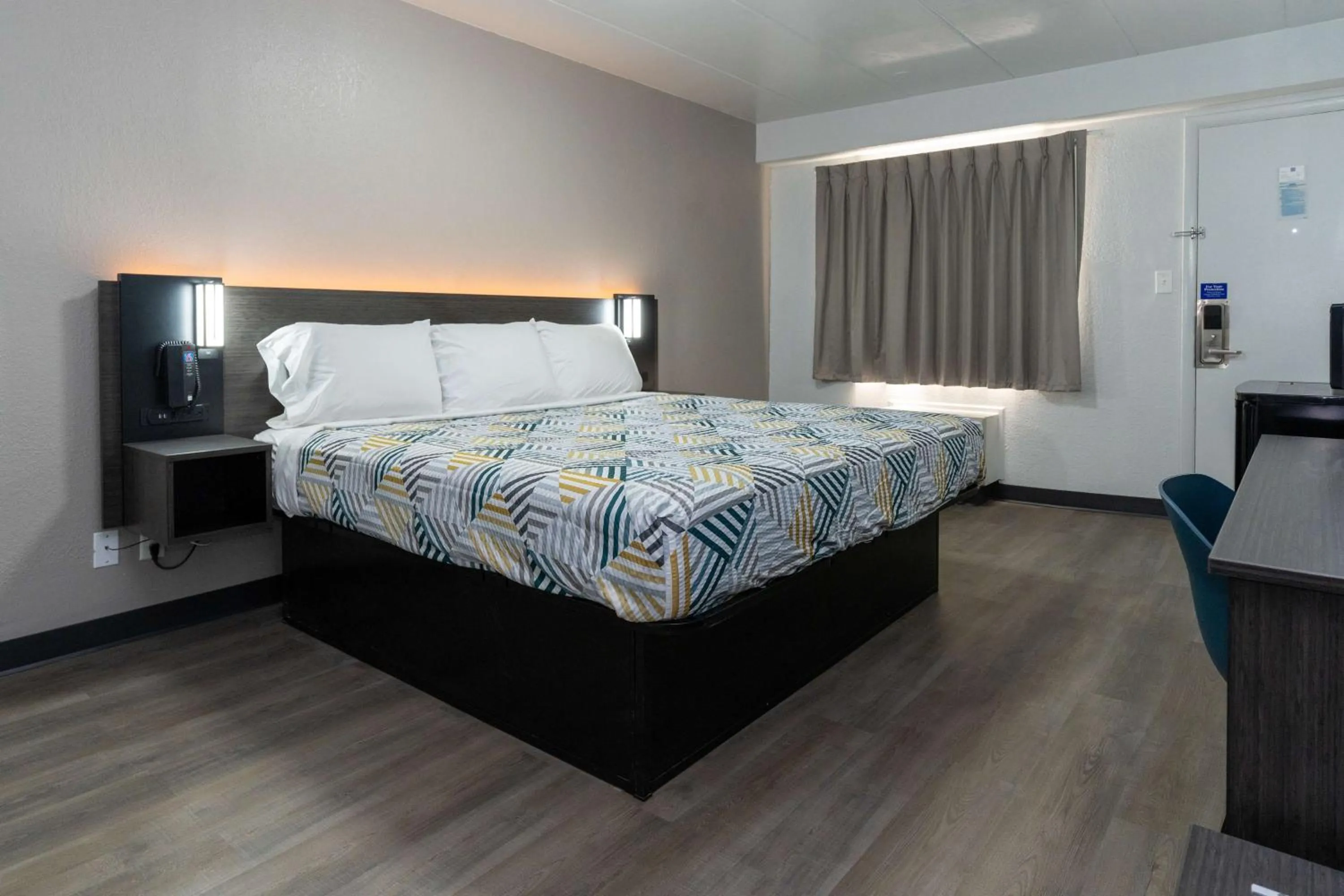 Bedroom, Bed in Motel 6-Cincinnati, OH