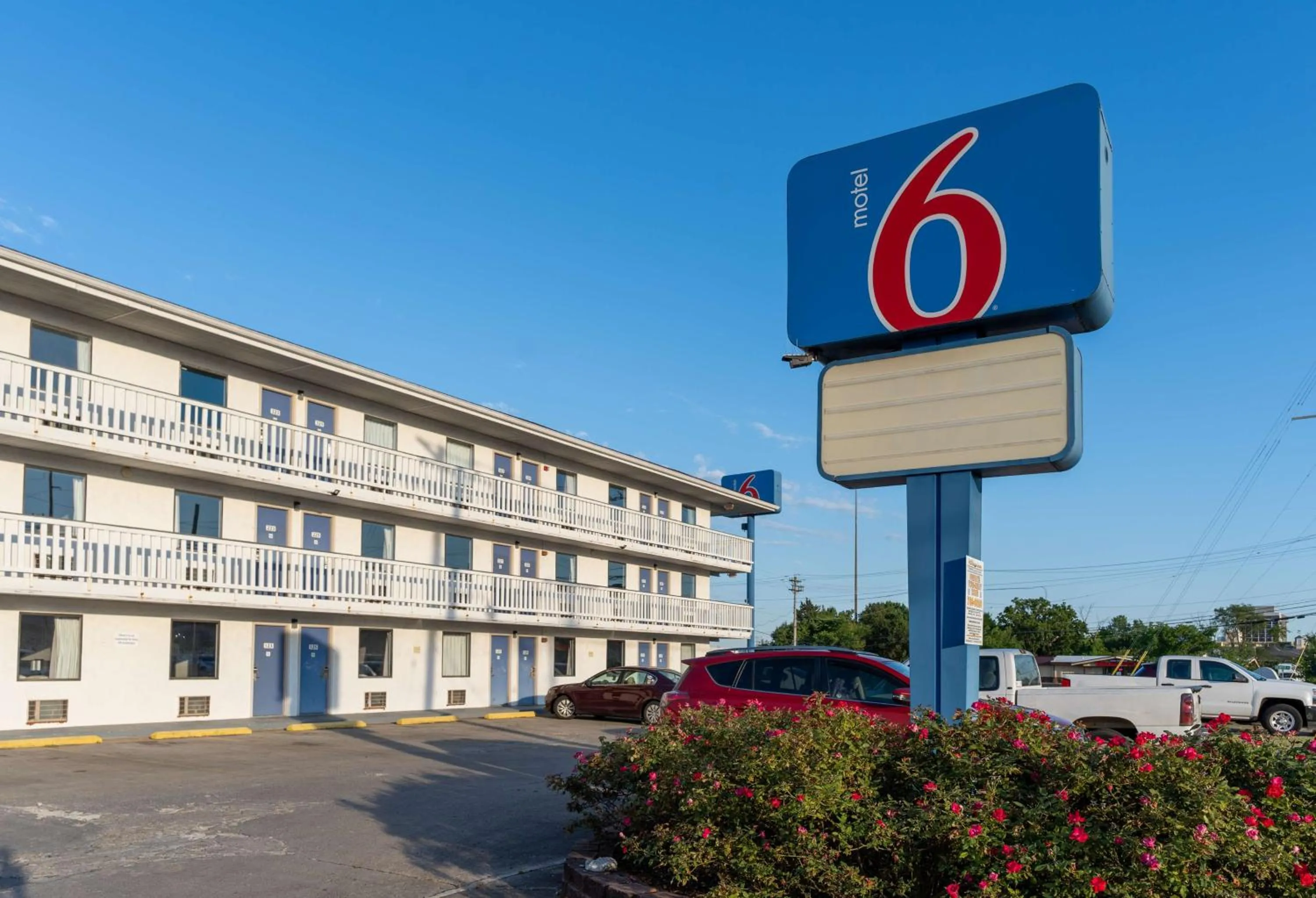 Property building in Motel 6-Cincinnati, OH