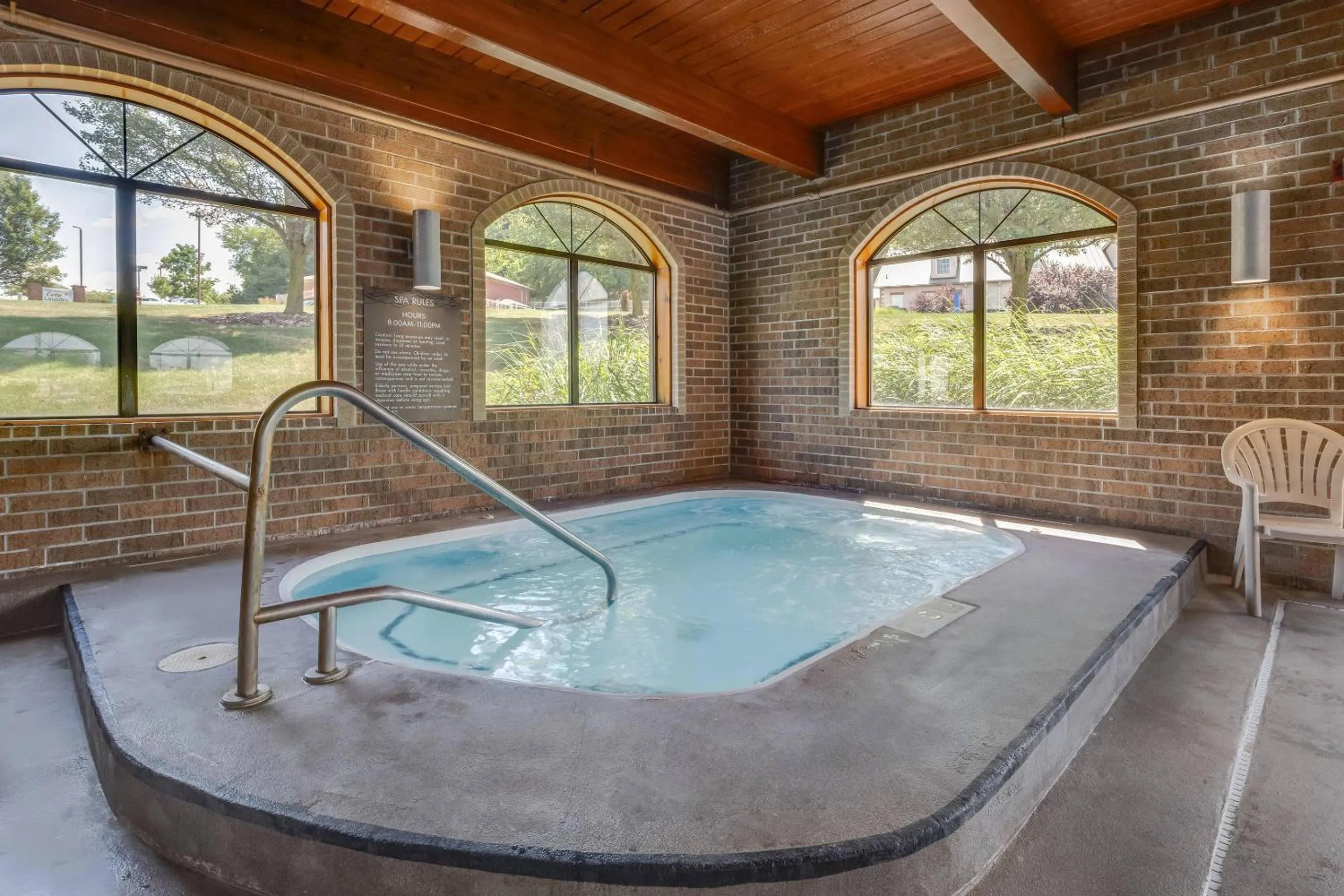 Swimming pool in Comfort Inn Millersburg