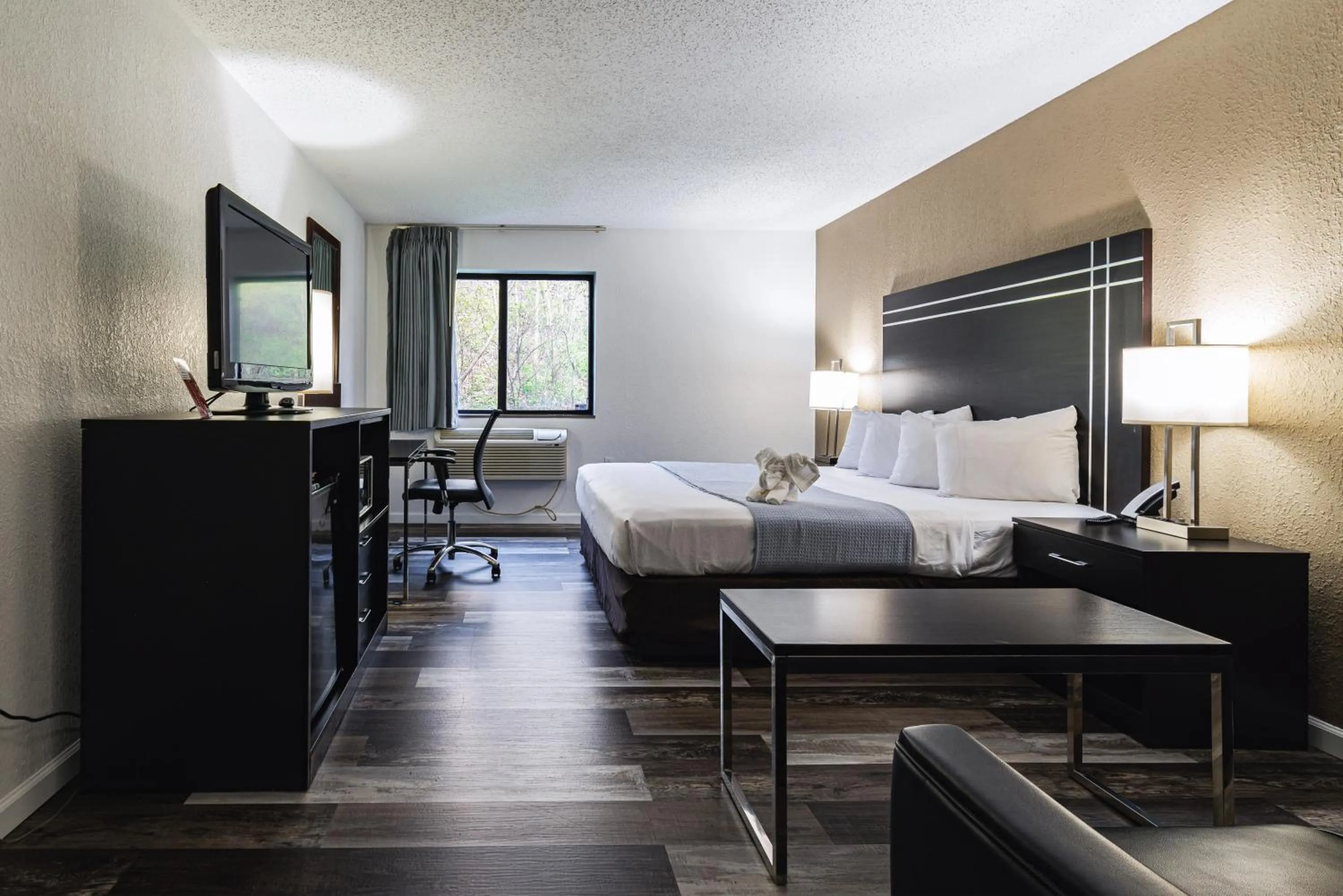 Bed in Econo Lodge Cleveland Southeast - Kent