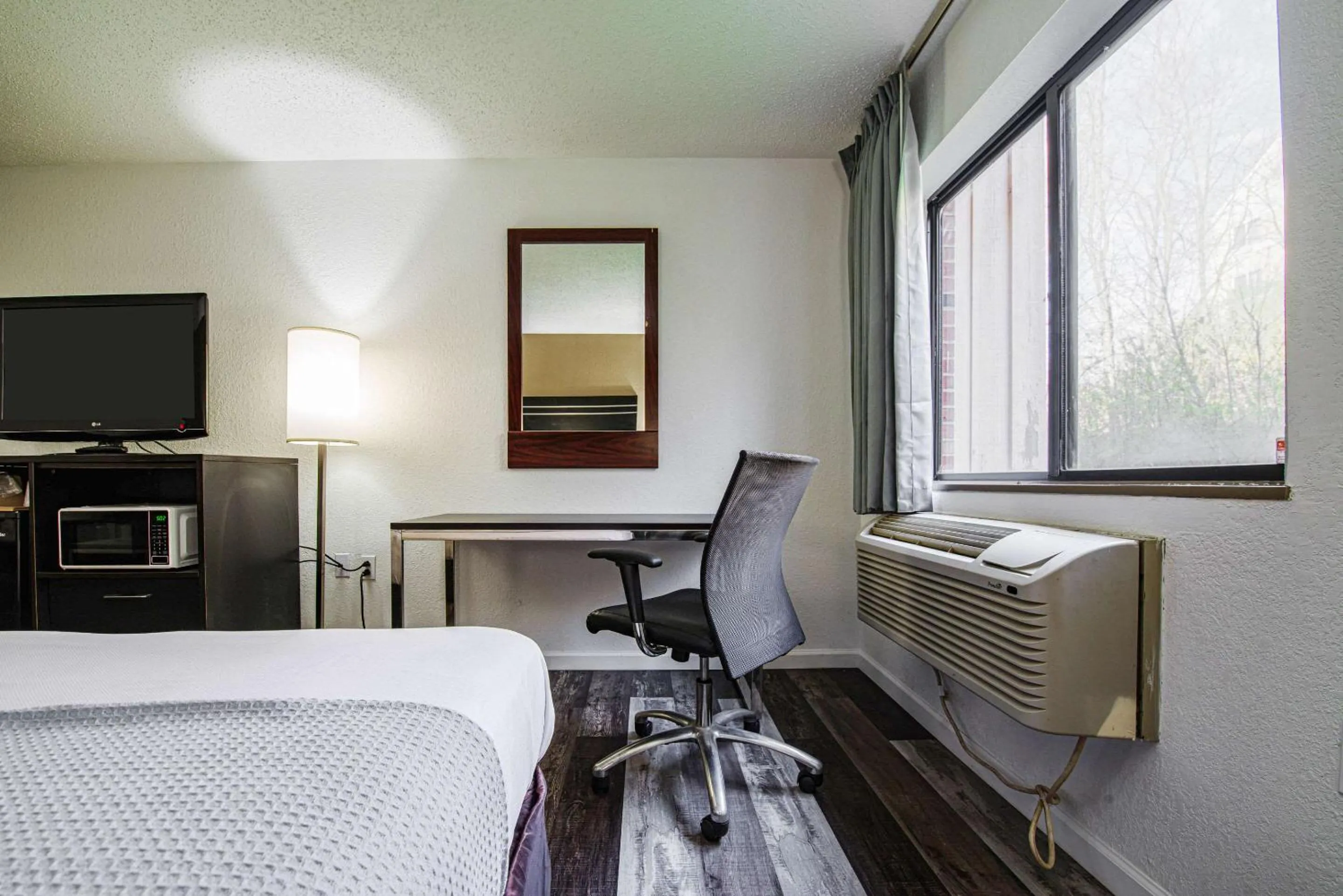 Bedroom, Bed in Econo Lodge Cleveland Southeast - Kent