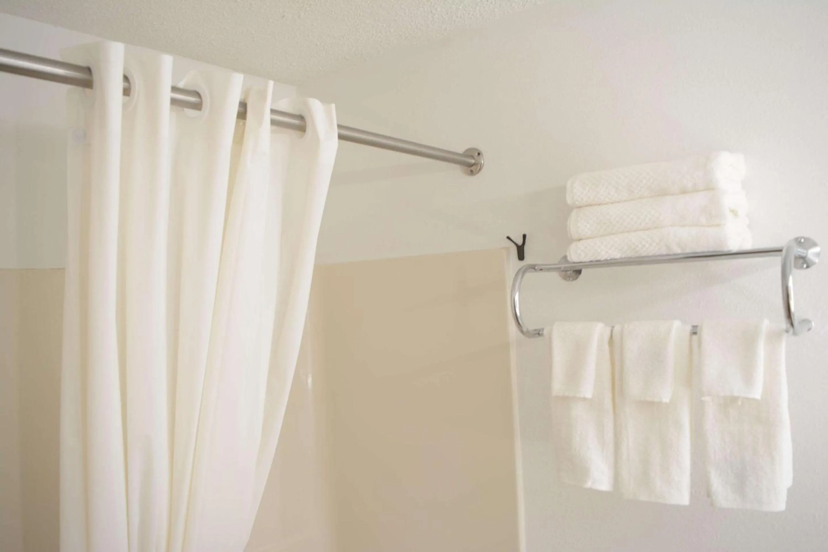 Bedroom in Econo Lodge Cleveland Southeast - Kent