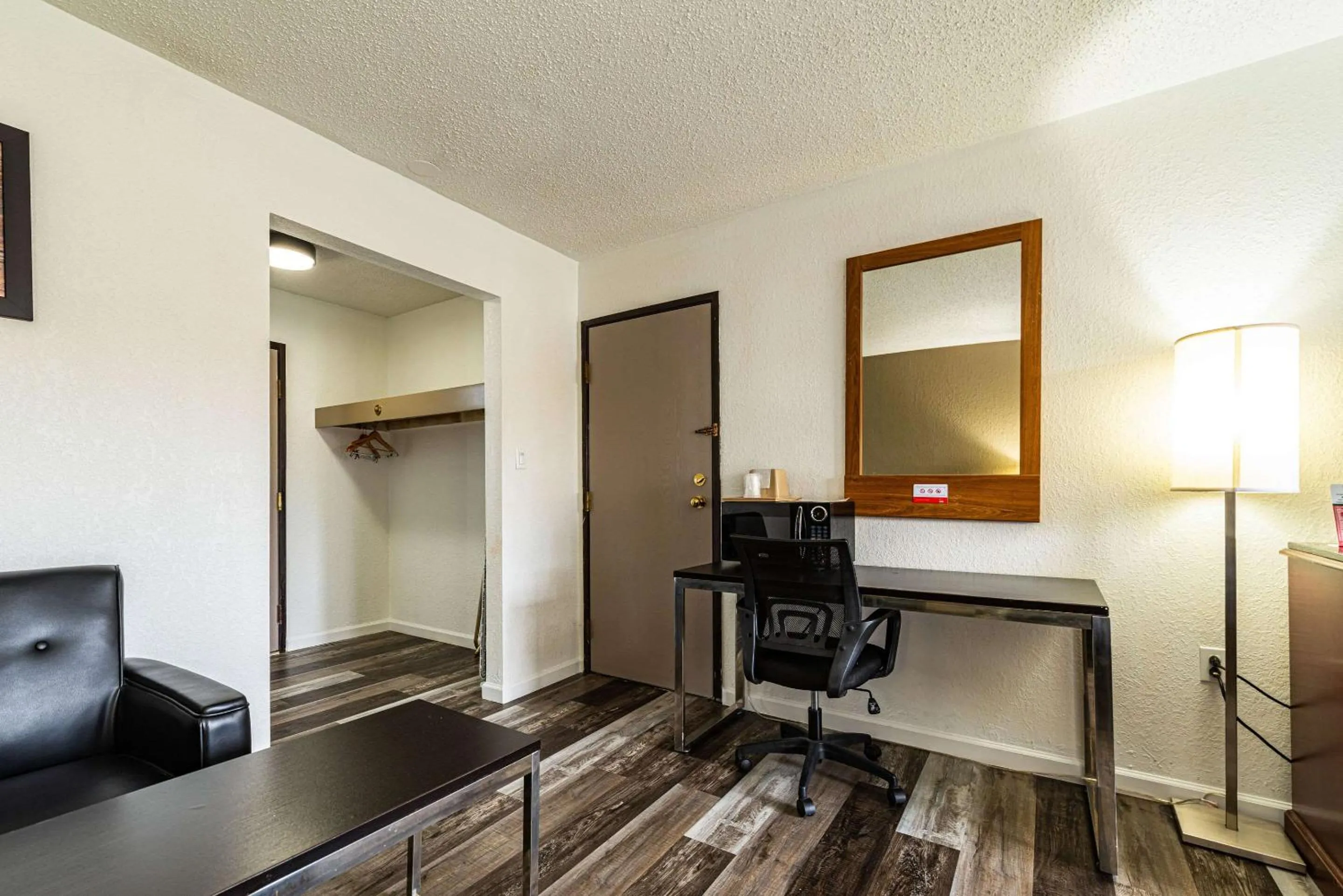 Bedroom in Econo Lodge Cleveland Southeast - Kent