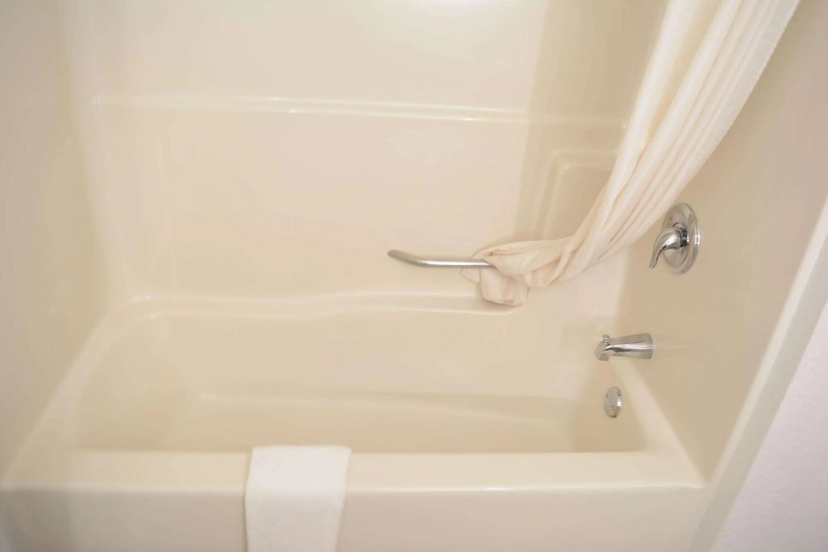 Bedroom in Econo Lodge Cleveland Southeast - Kent