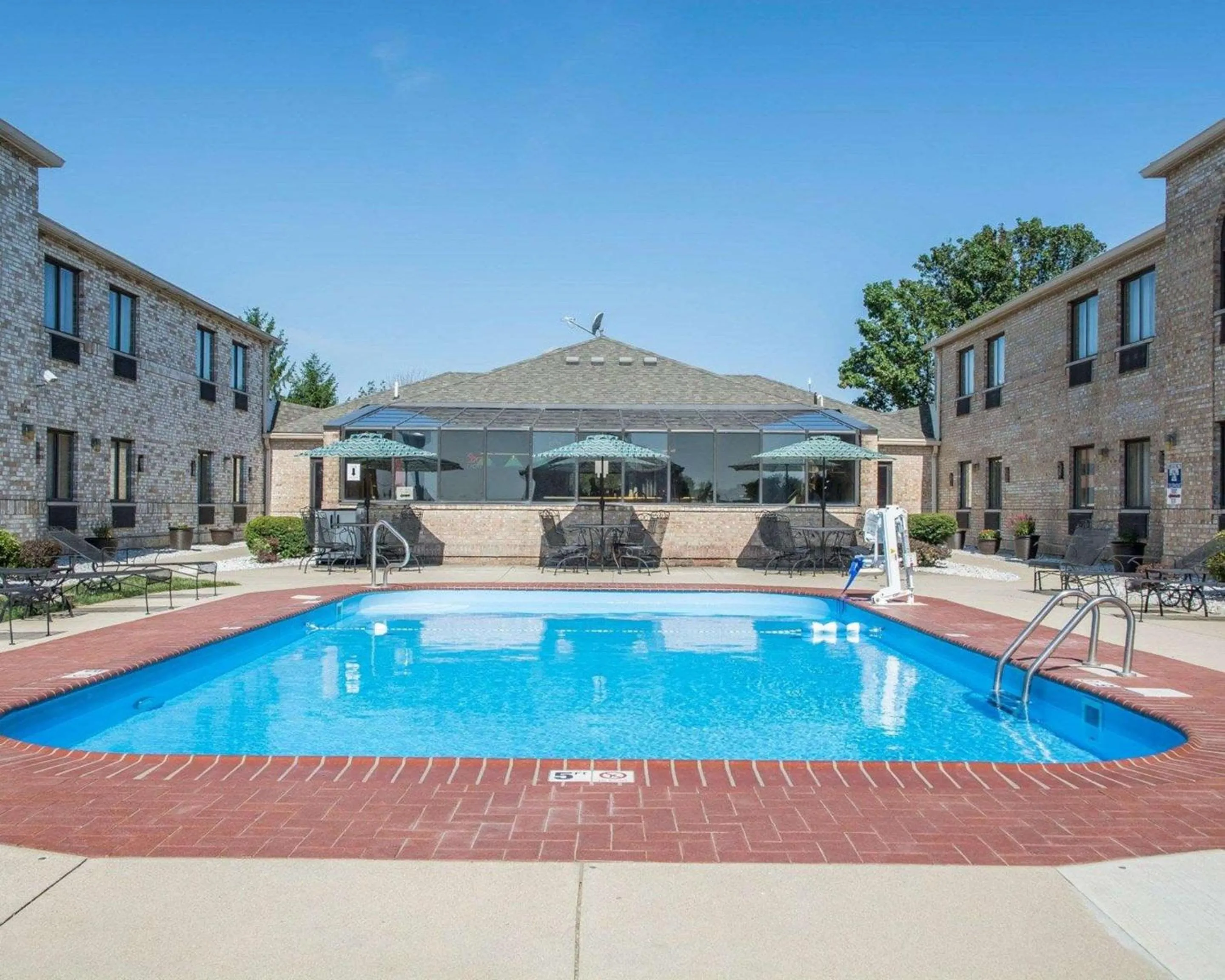 Swimming pool in Comfort Inn Bellefontaine