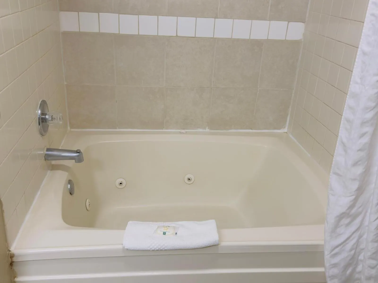 Bath in Quality Inn & Suites Seville