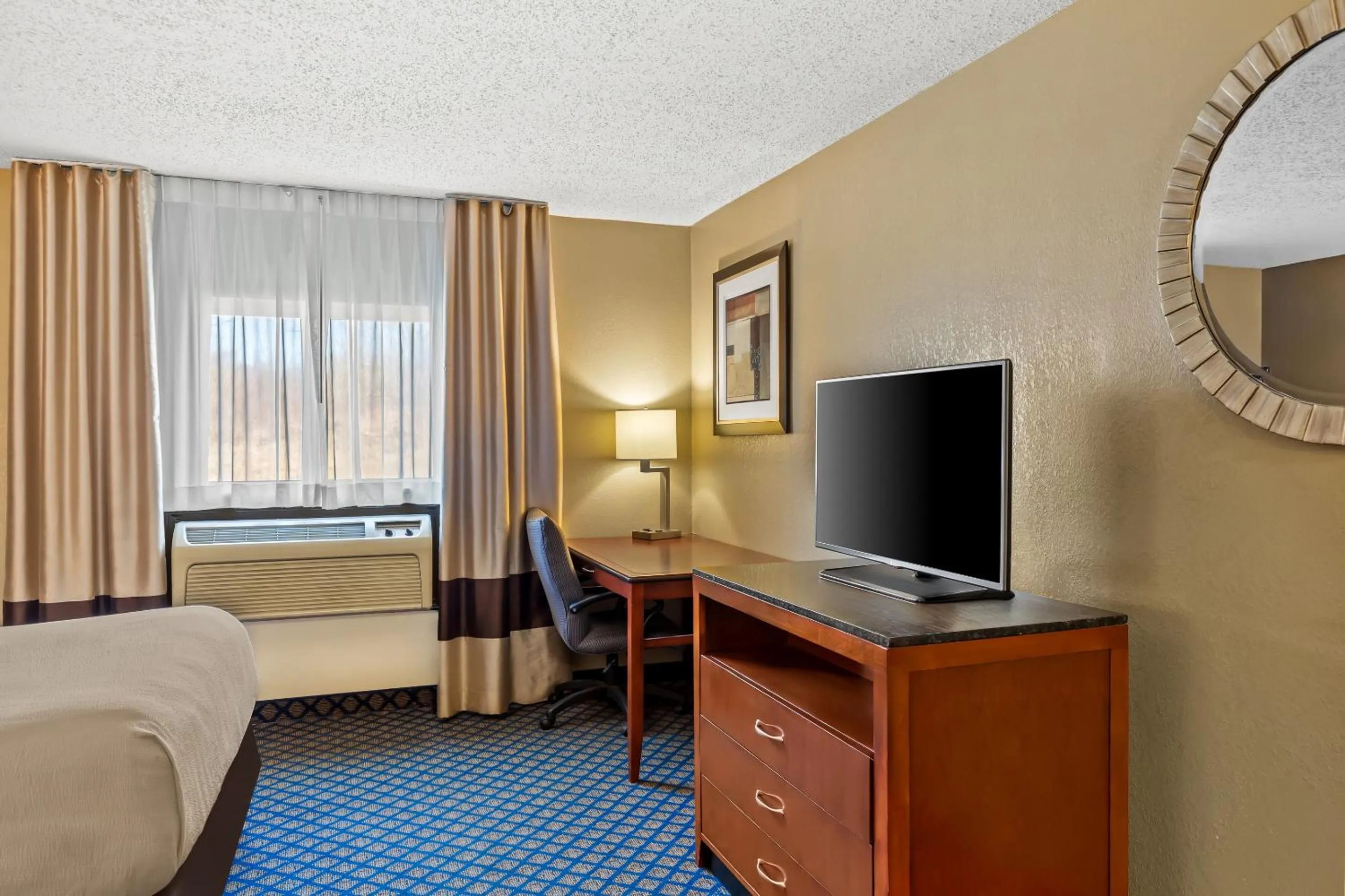 TV and multimedia, Bed in Quality Inn & Suites Seville