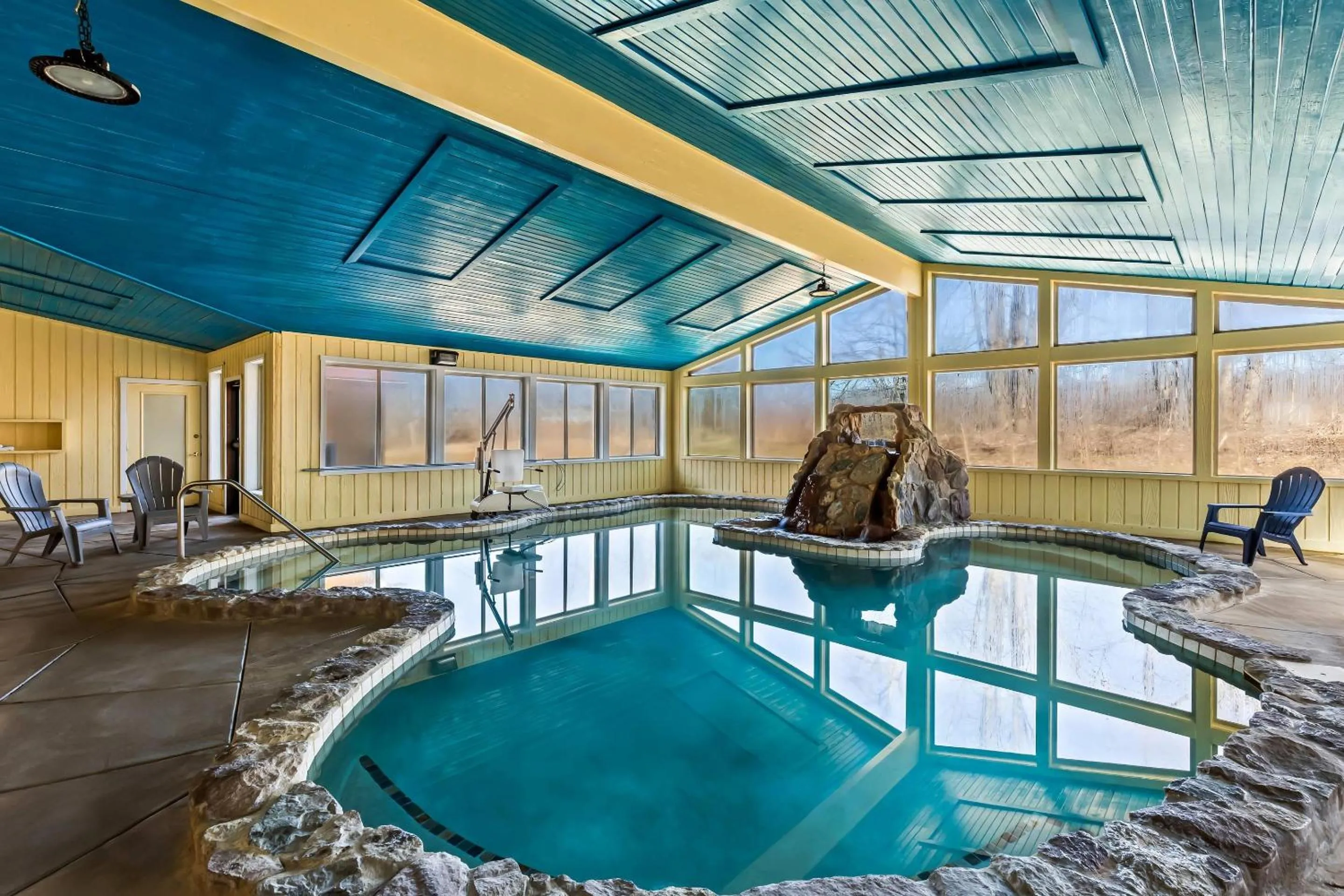 Swimming pool in Quality Inn & Suites Seville