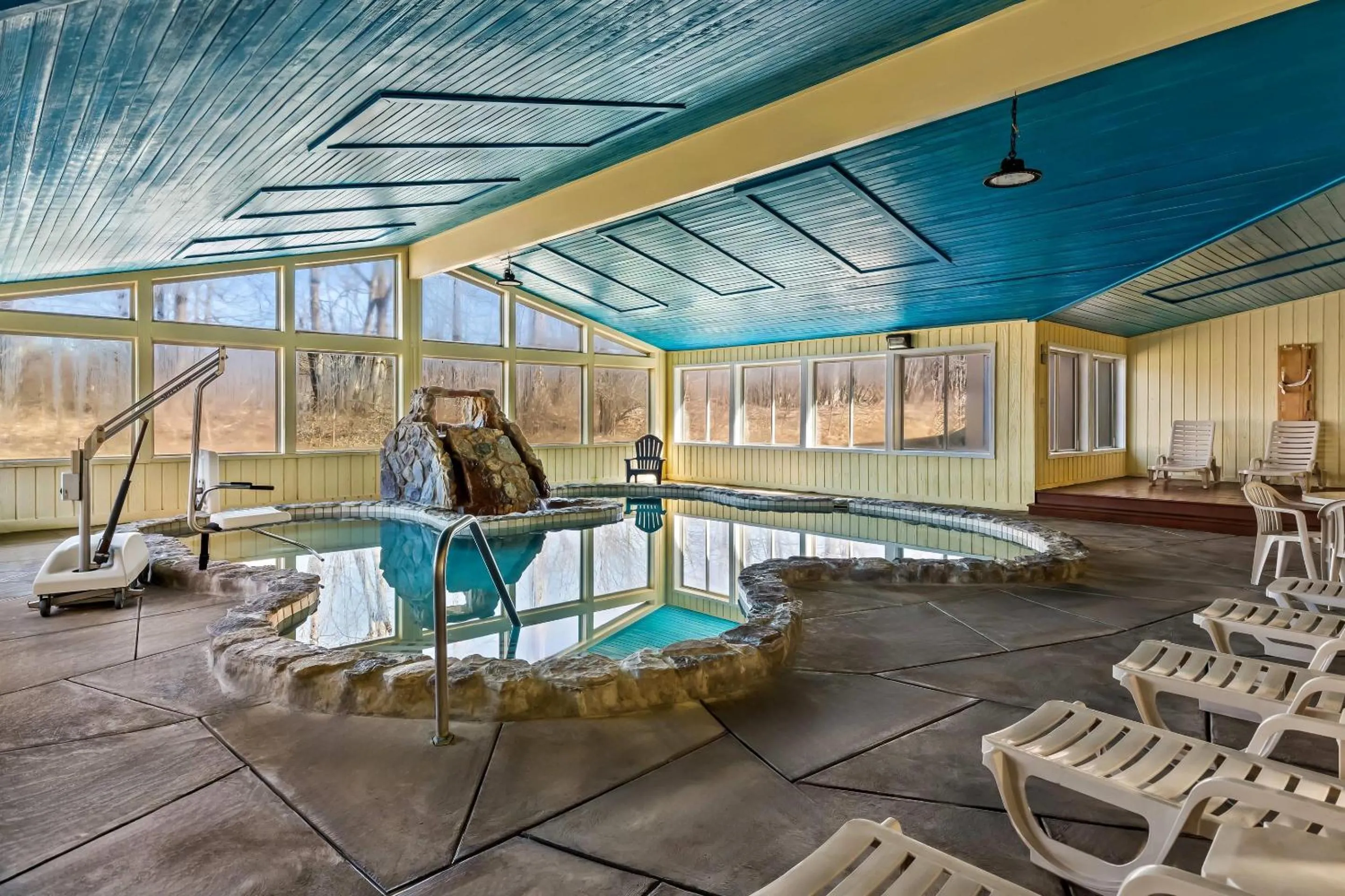 Swimming pool in Quality Inn & Suites Seville