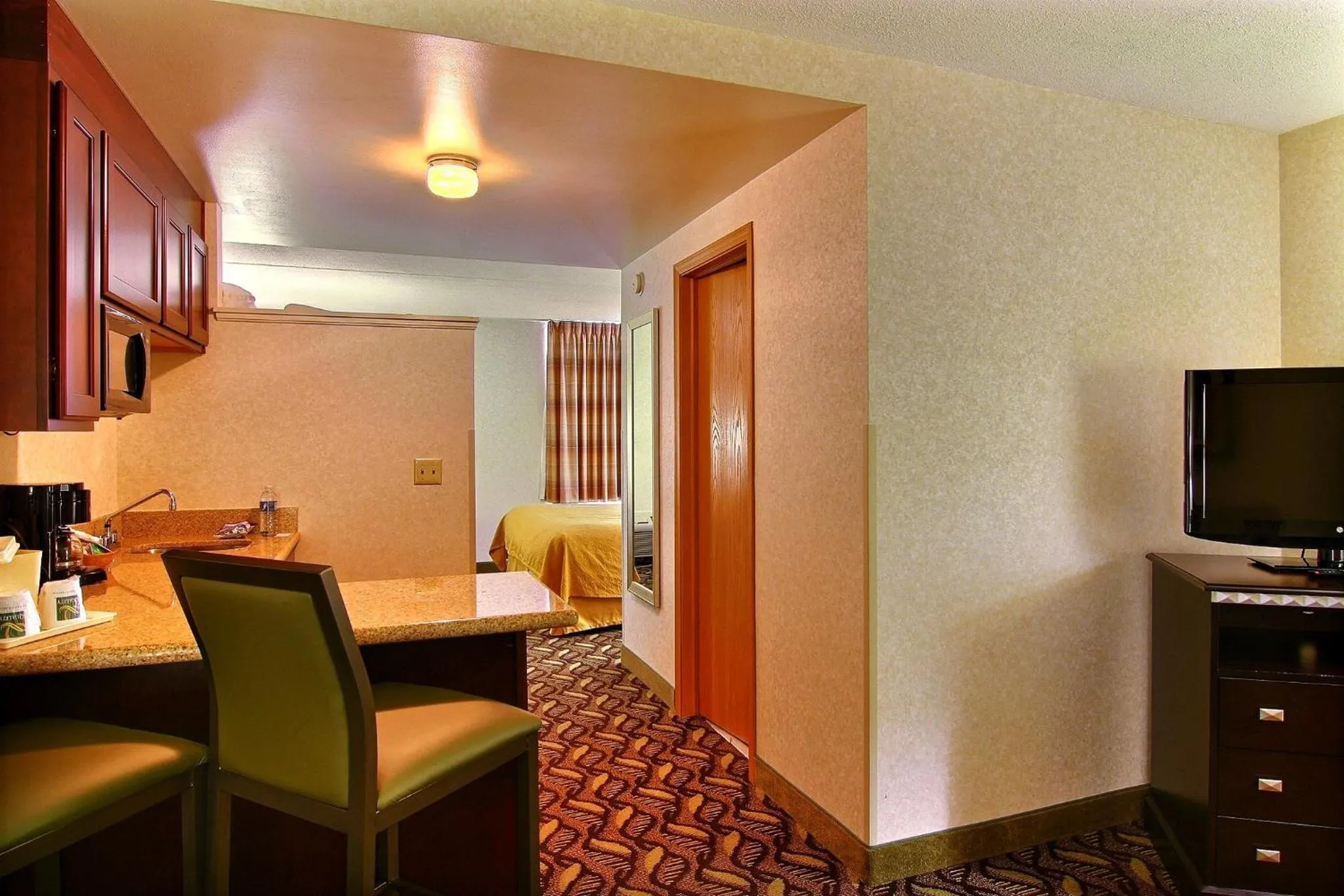 TV and multimedia, TV/Entertainment Center in Quality Inn & Suites Mansfield