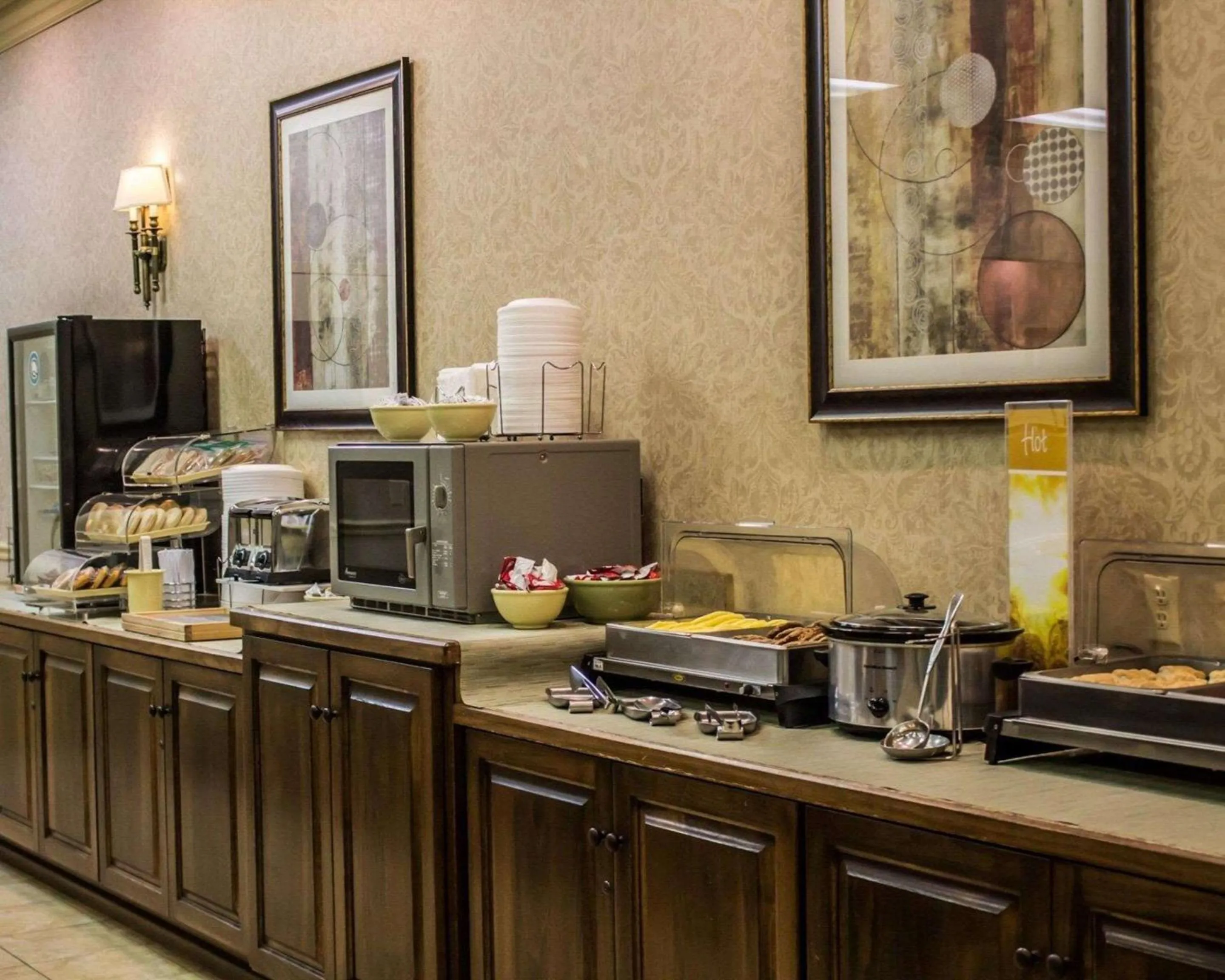 Breakfast, Kitchen/Kitchenette in Quality Inn & Suites Mansfield