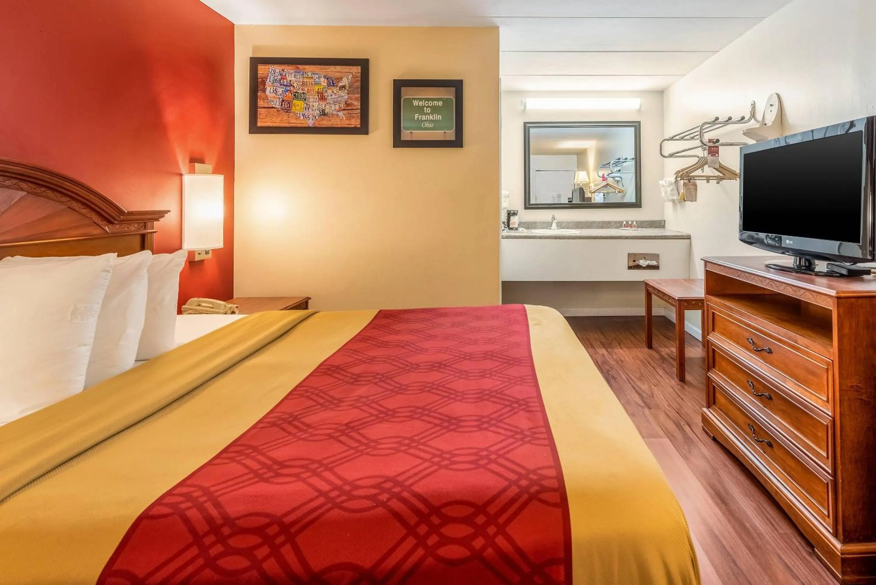 Bedroom, Bed in Econo Lodge Franklin - Springboro