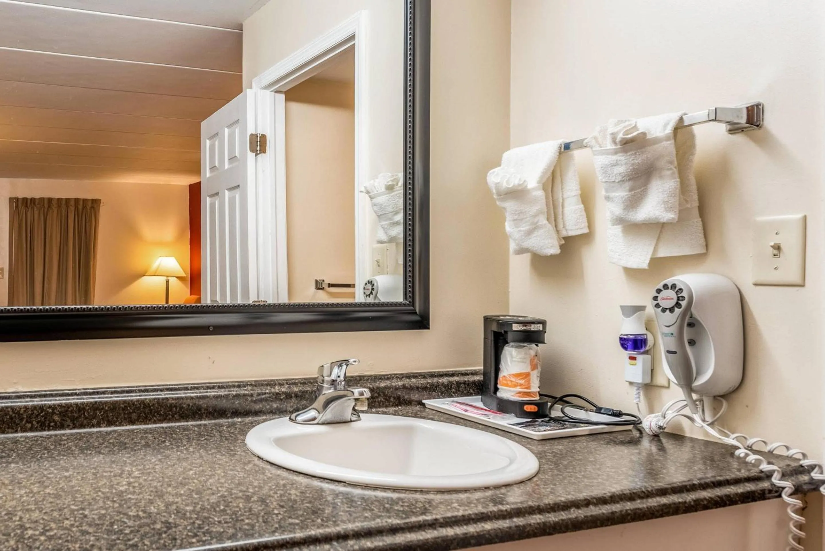 Bedroom in Econo Lodge Franklin - Springboro