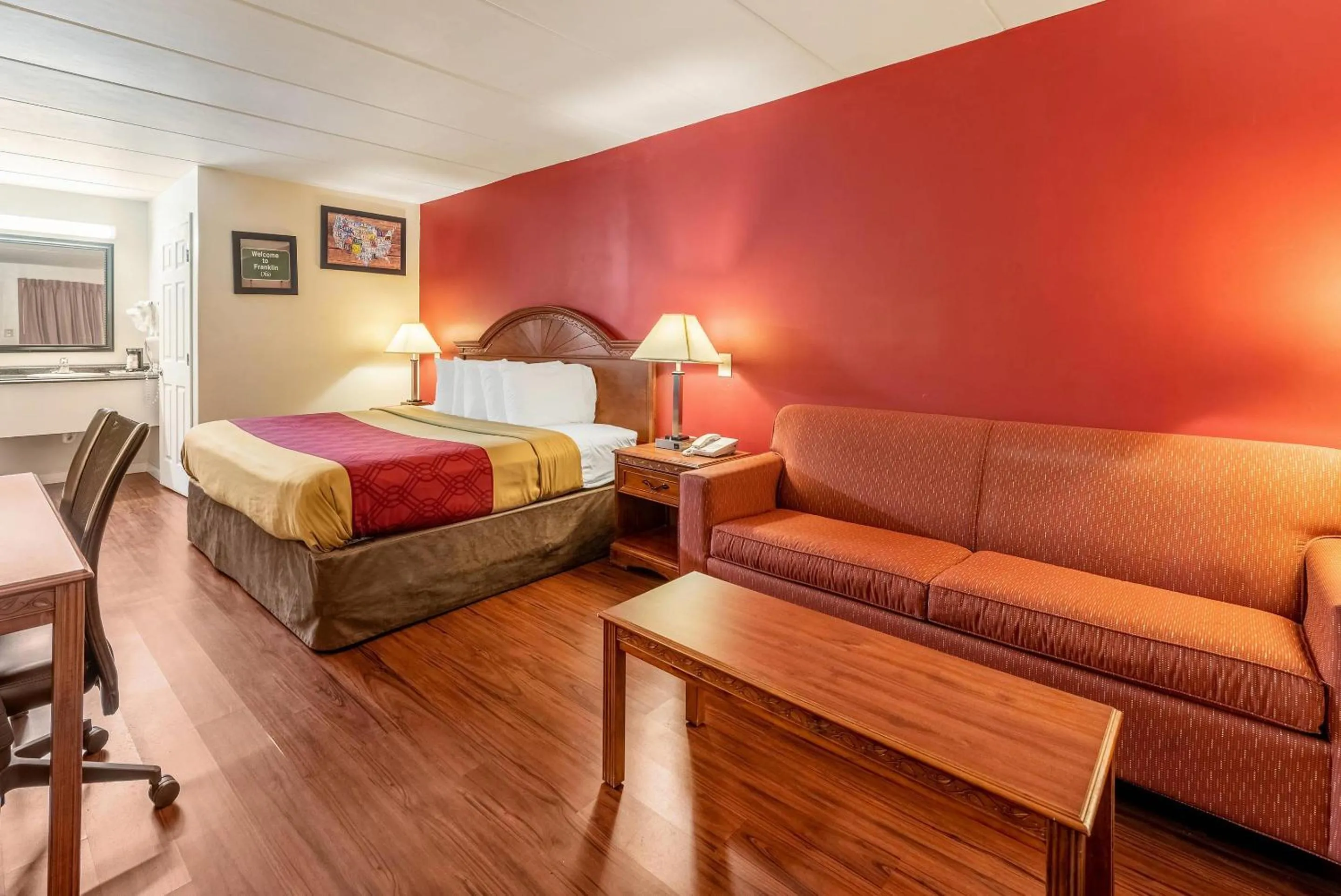 Bedroom, Bed in Econo Lodge Franklin - Springboro