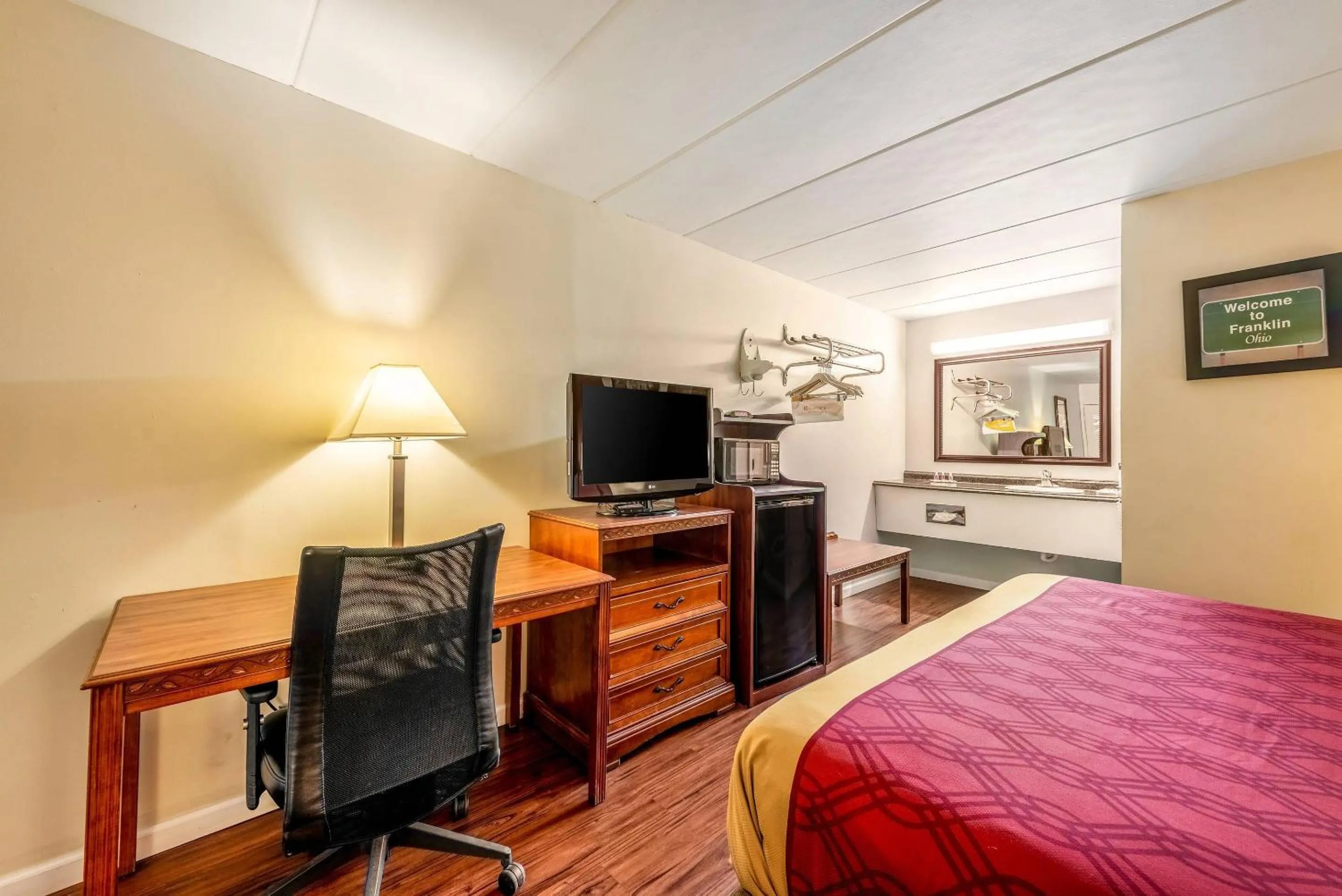 Bedroom, Bed in Econo Lodge Franklin - Springboro