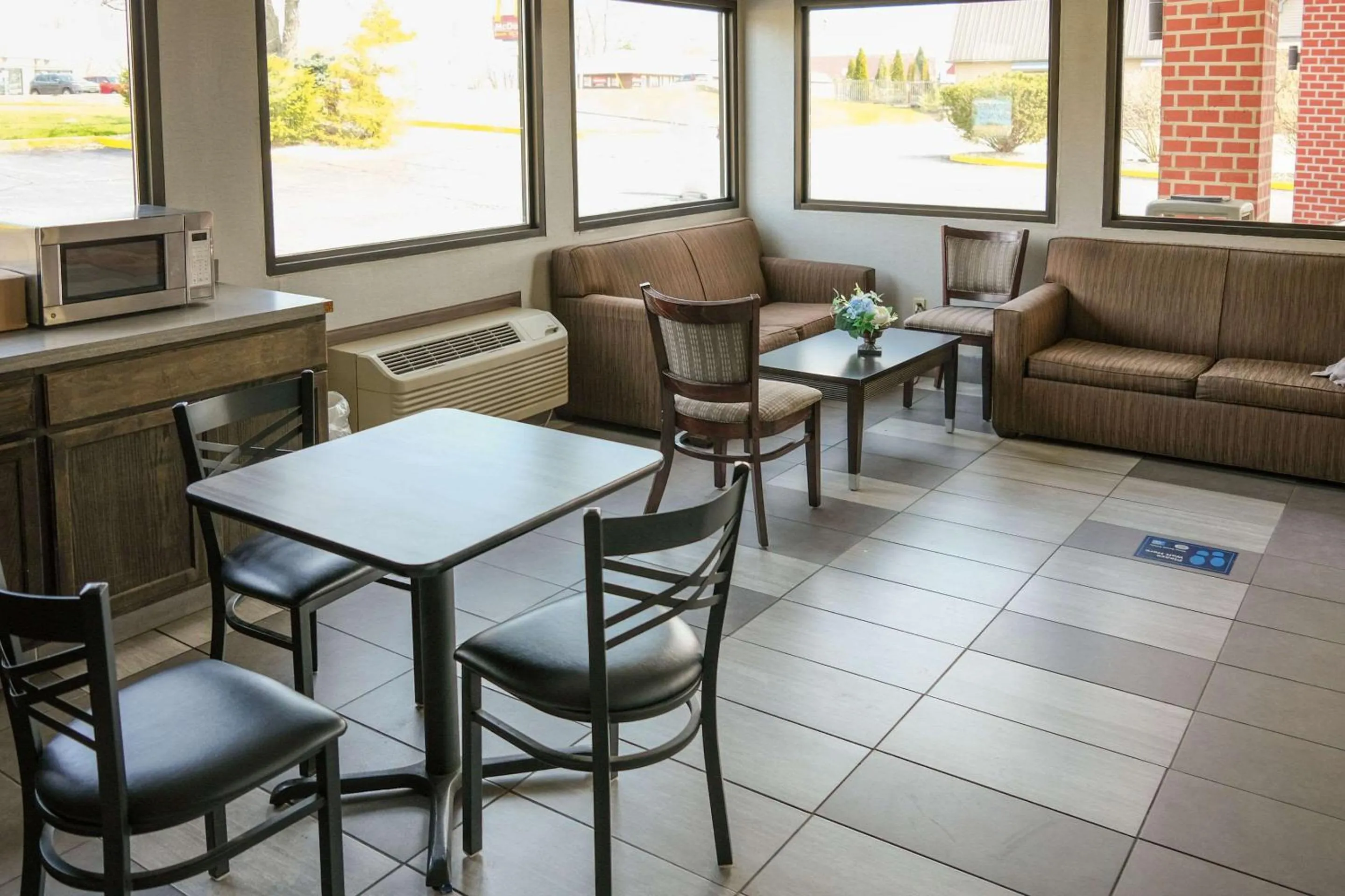 Lobby or reception in Econo Lodge Wooster