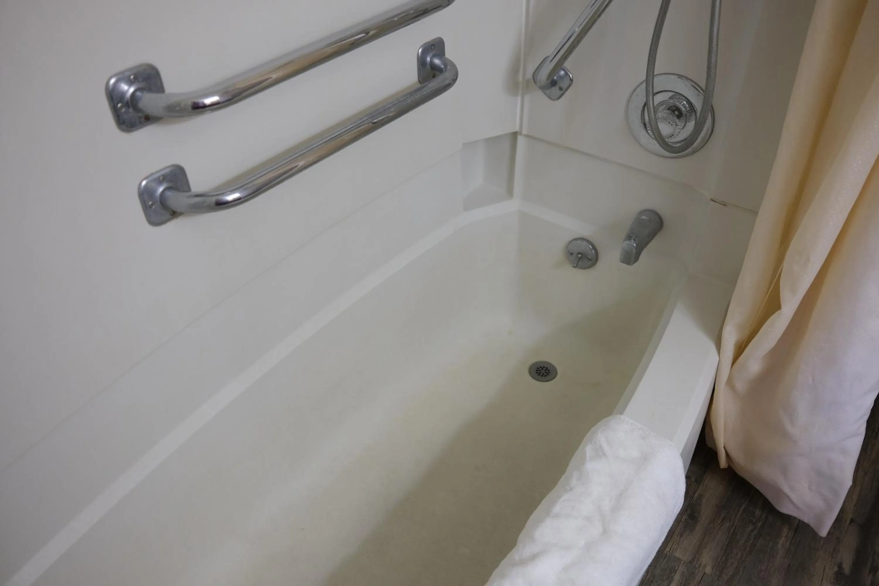 Bedroom in Econo Lodge Wooster