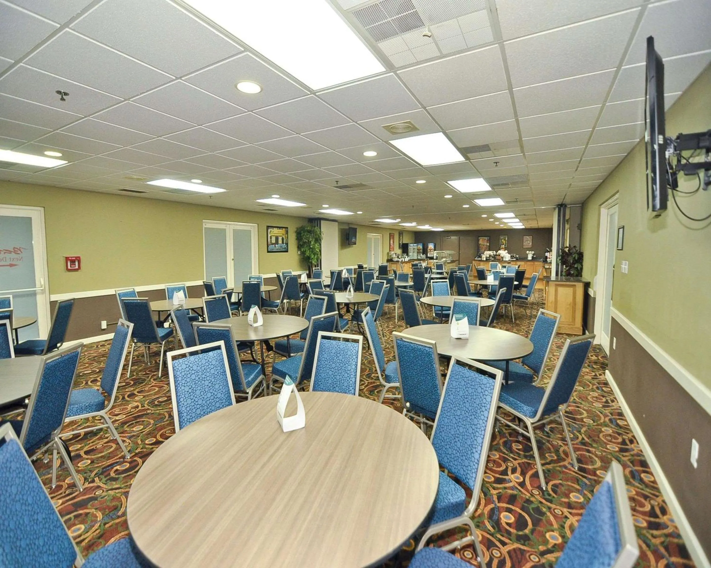 Dining area in Comfort Inn Sandusky