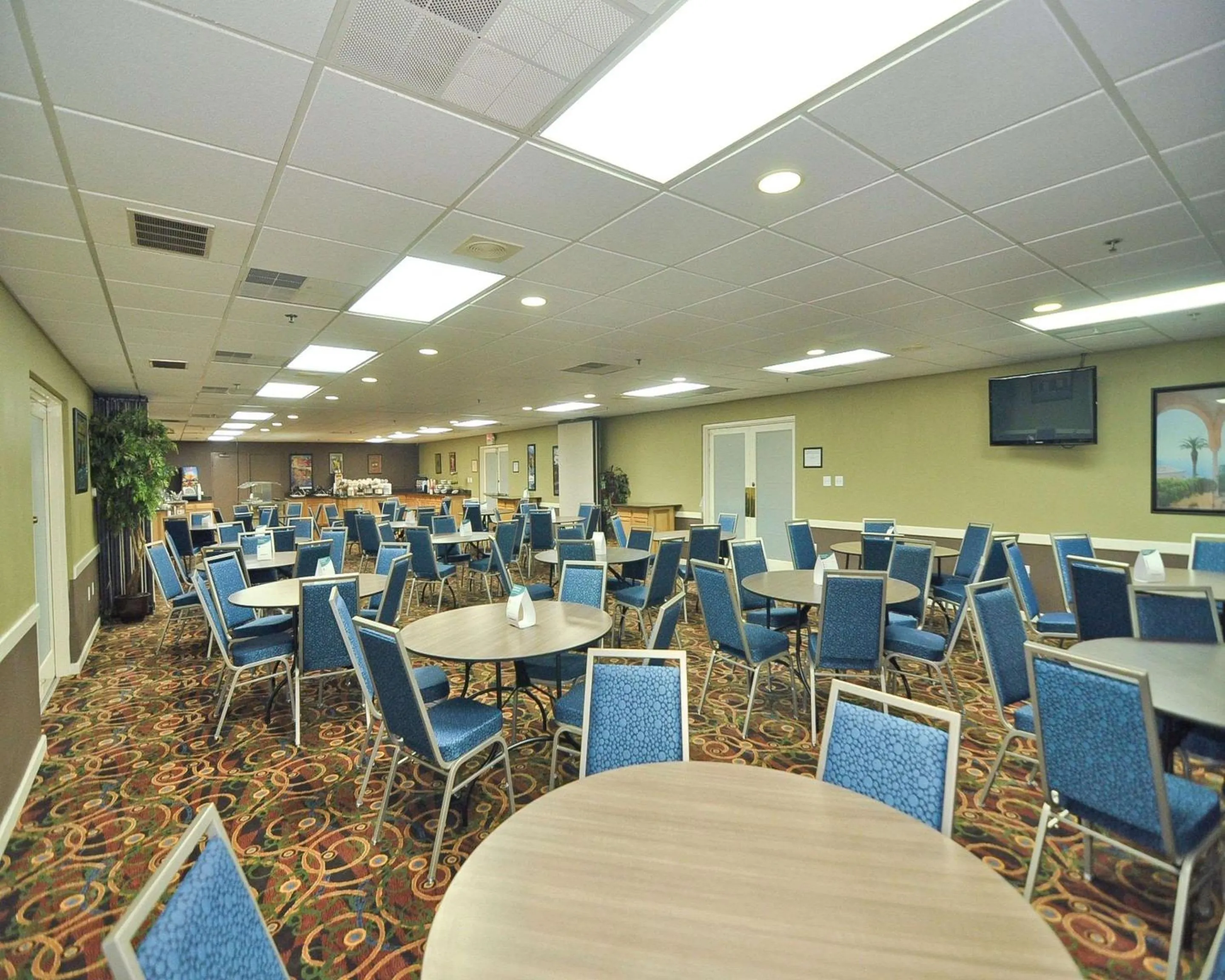 Dining area in Comfort Inn Sandusky
