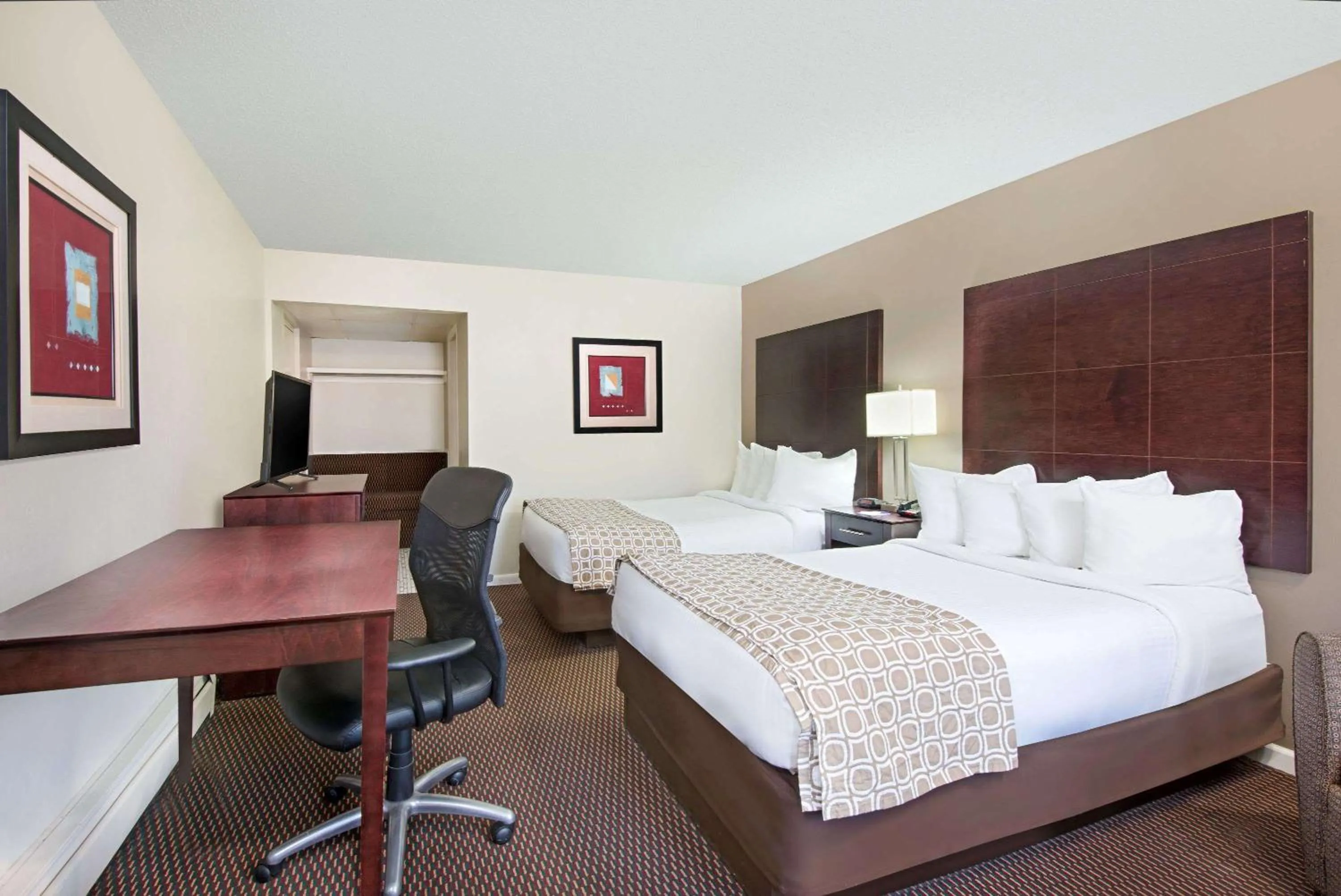 Photo of the whole room, Bed in Baymont by Wyndham Sandusky