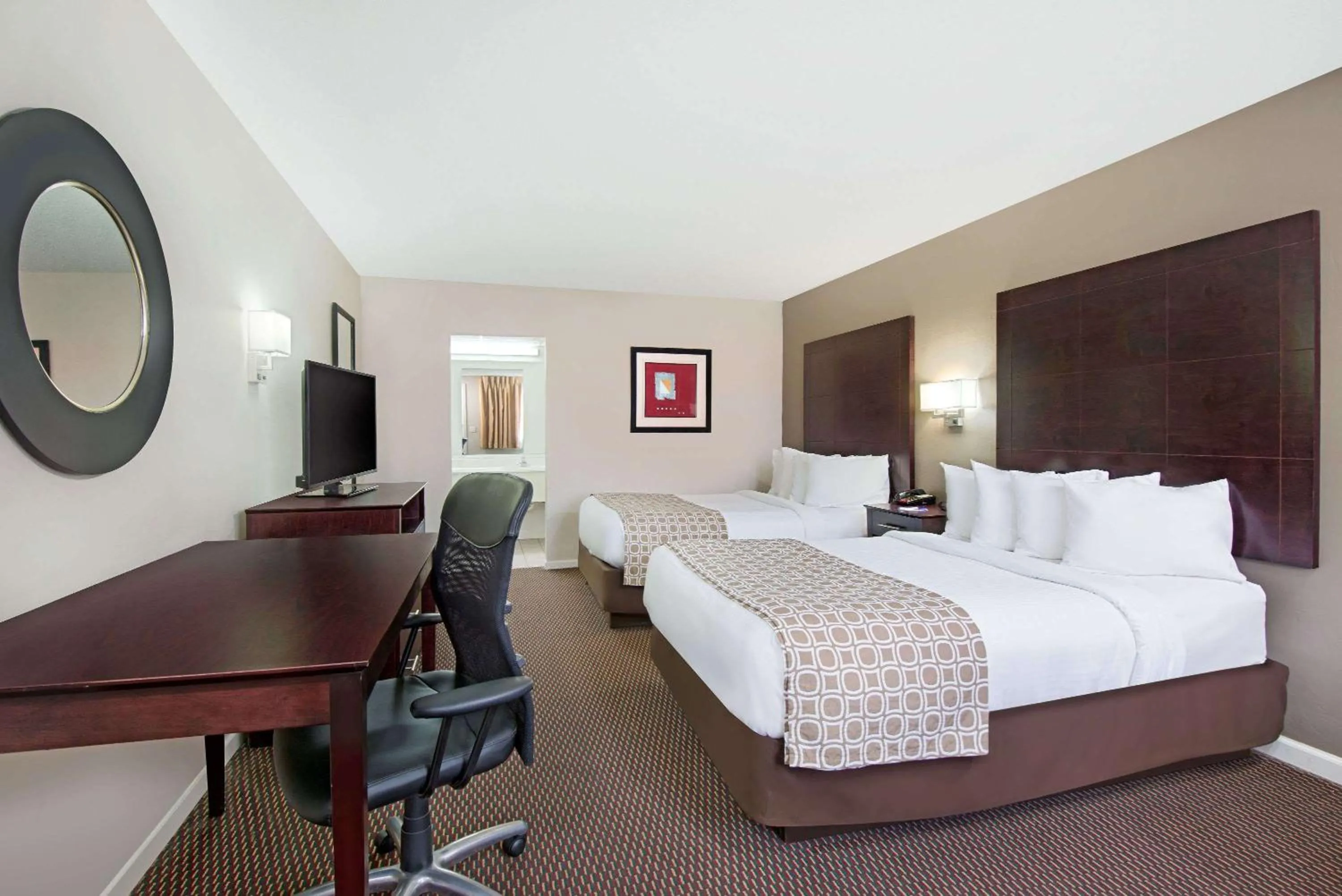 Photo of the whole room, Bed in Baymont by Wyndham Sandusky