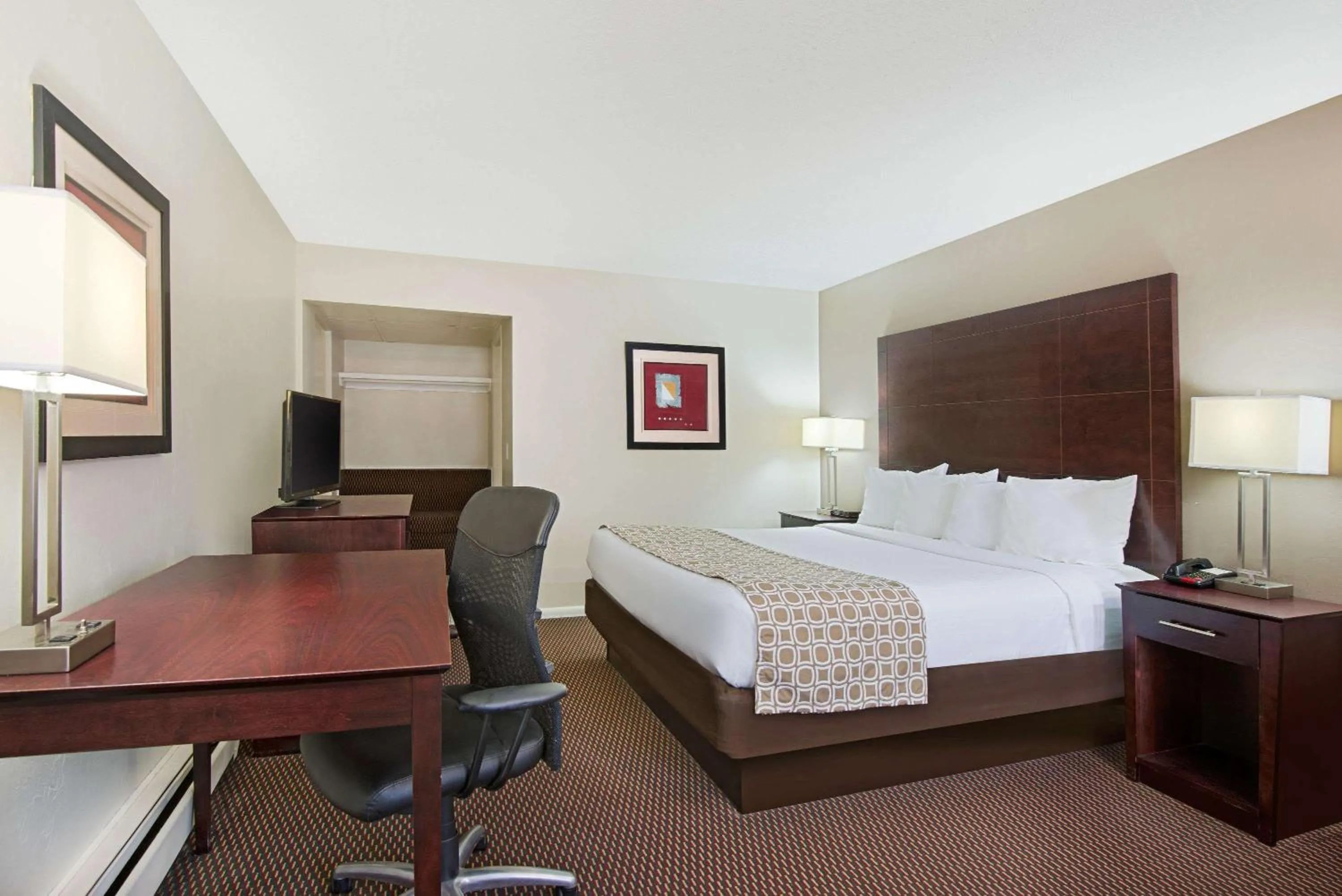 Photo of the whole room, Bed in Baymont by Wyndham Sandusky