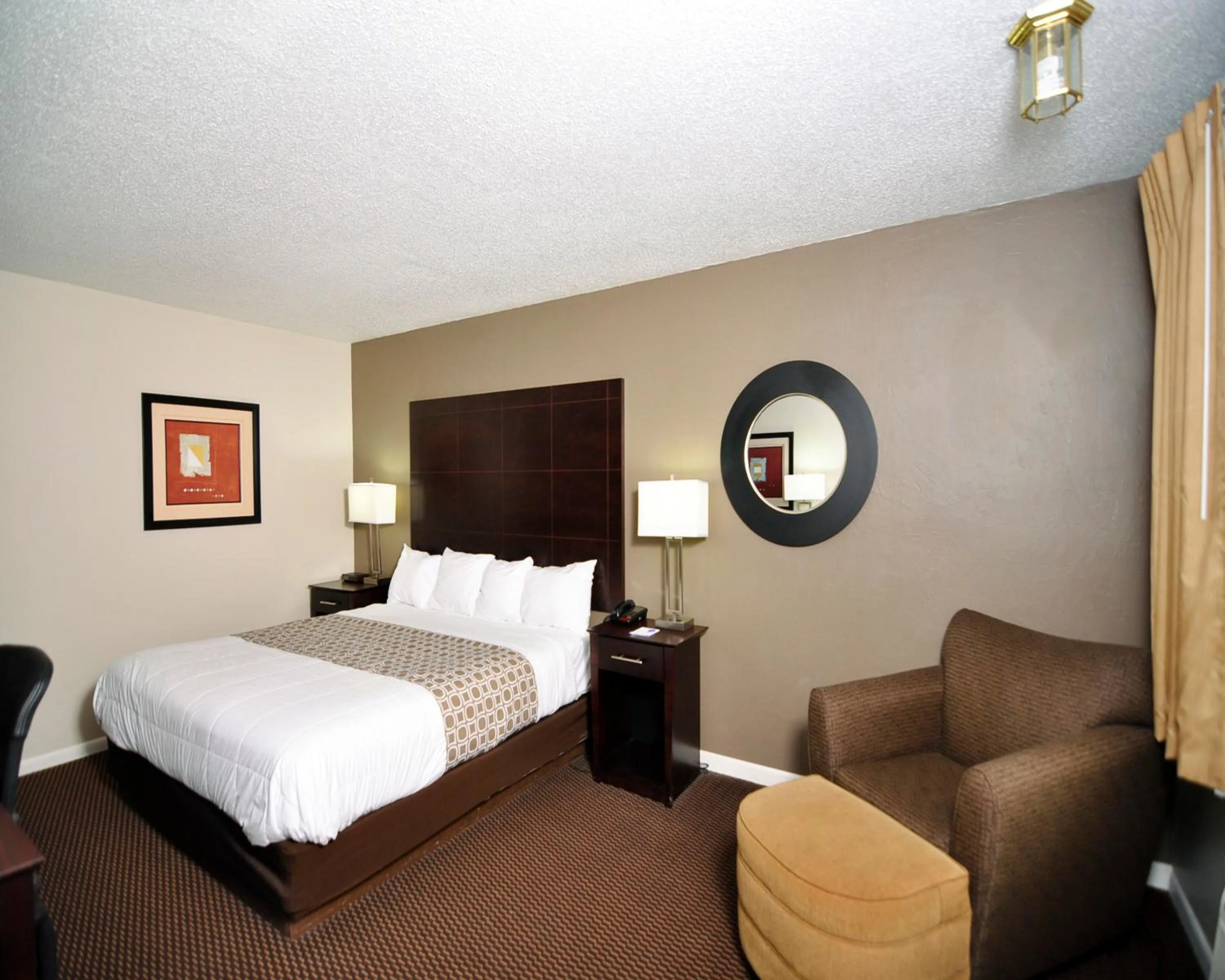 Bedroom, Bed in Baymont by Wyndham Sandusky