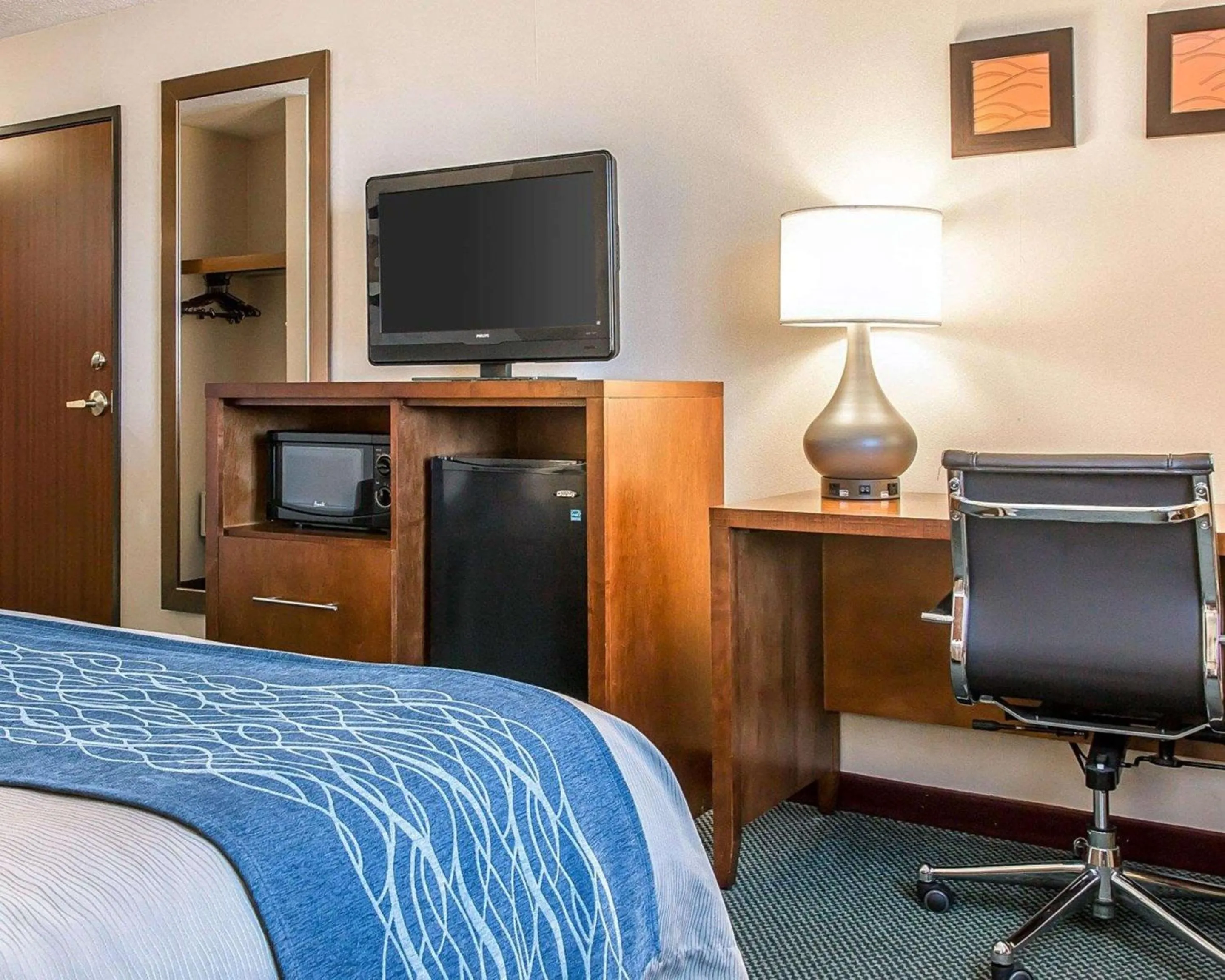 Photo of the whole room, TV/Entertainment Center in Comfort Inn Bluffton