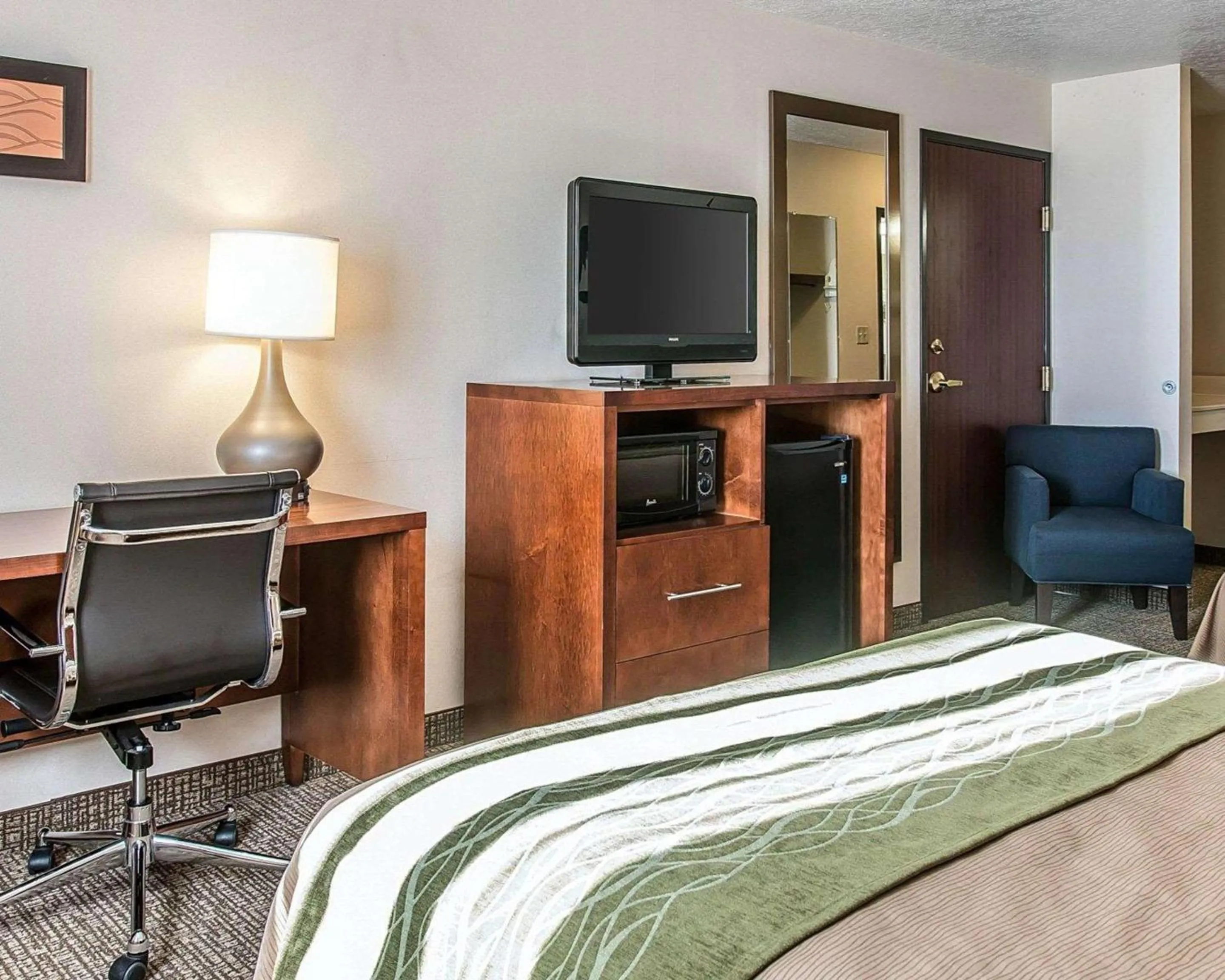 Photo of the whole room, TV/Entertainment Center in Comfort Inn Bluffton