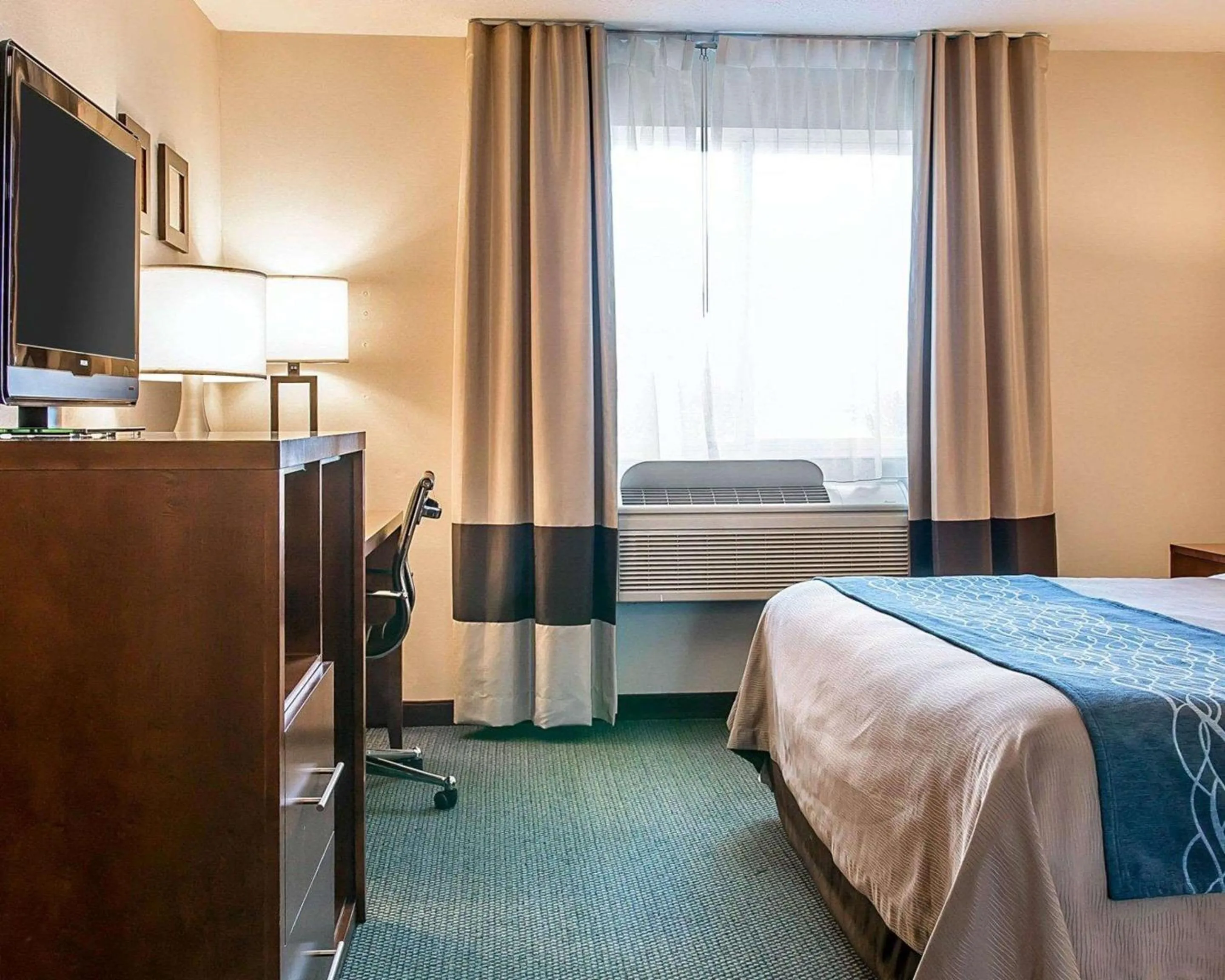 Photo of the whole room, Bed in Comfort Inn Bluffton