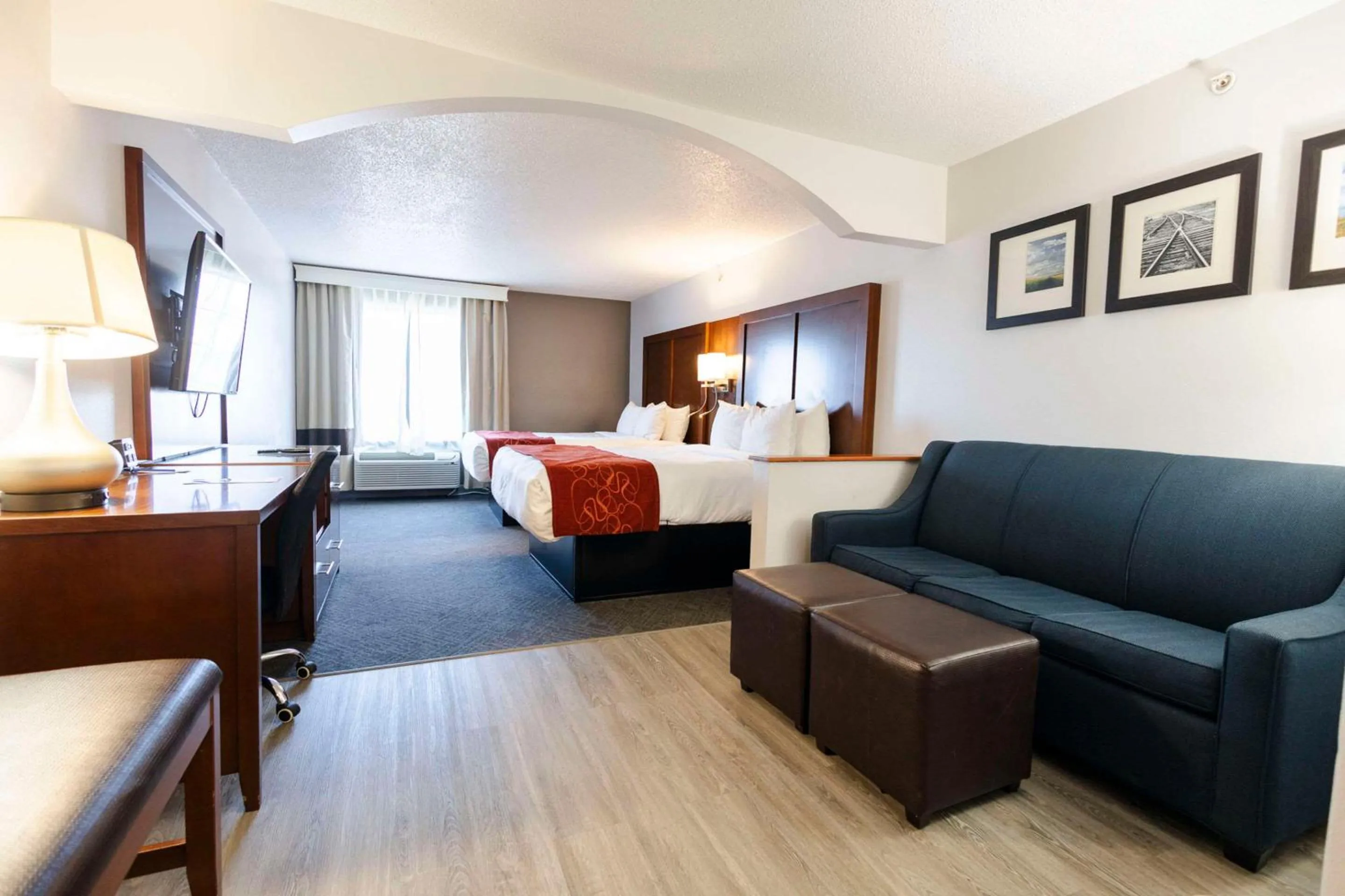 Bedroom, Bed in Comfort Suites Springfield I-70