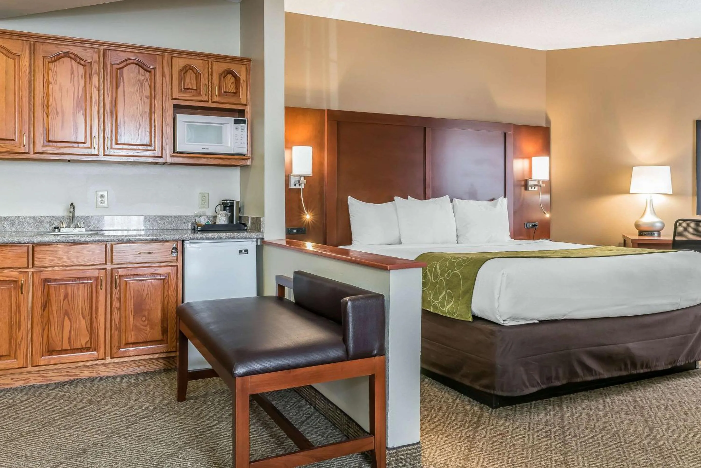 Bedroom, Bed in Comfort Suites Springfield I-70