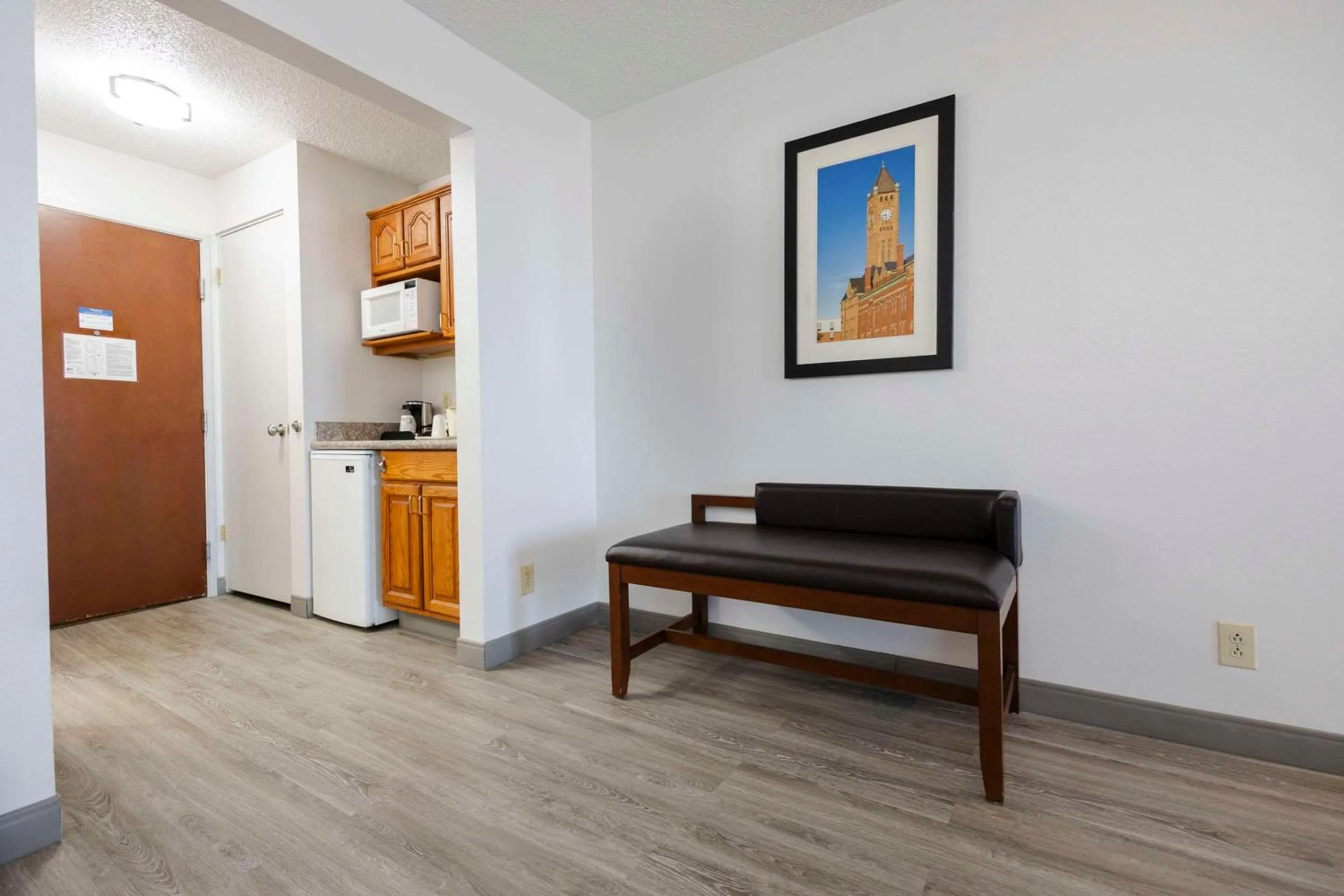 Bedroom in Comfort Suites Springfield I-70