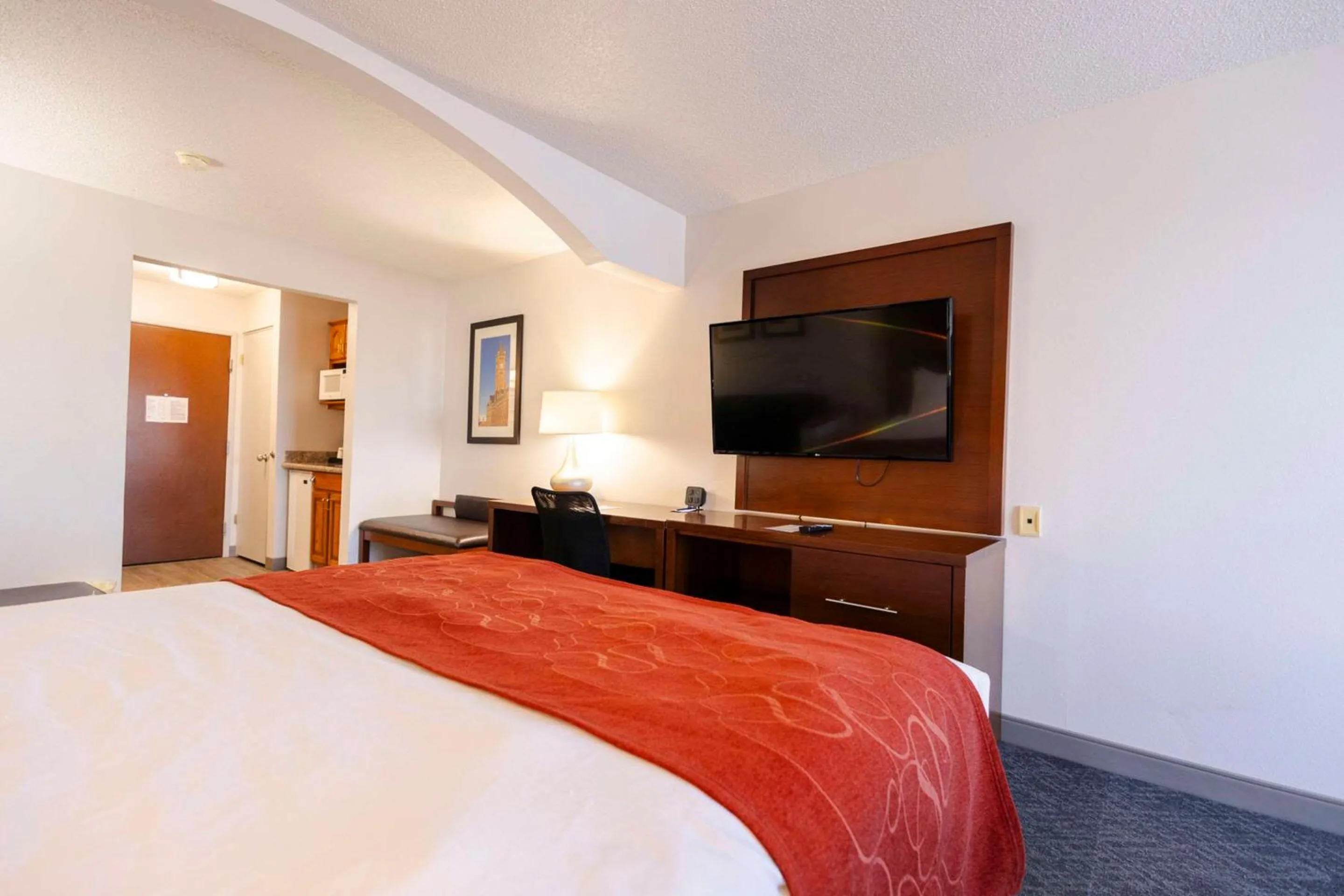 Bedroom, Bed in Comfort Suites Springfield I-70