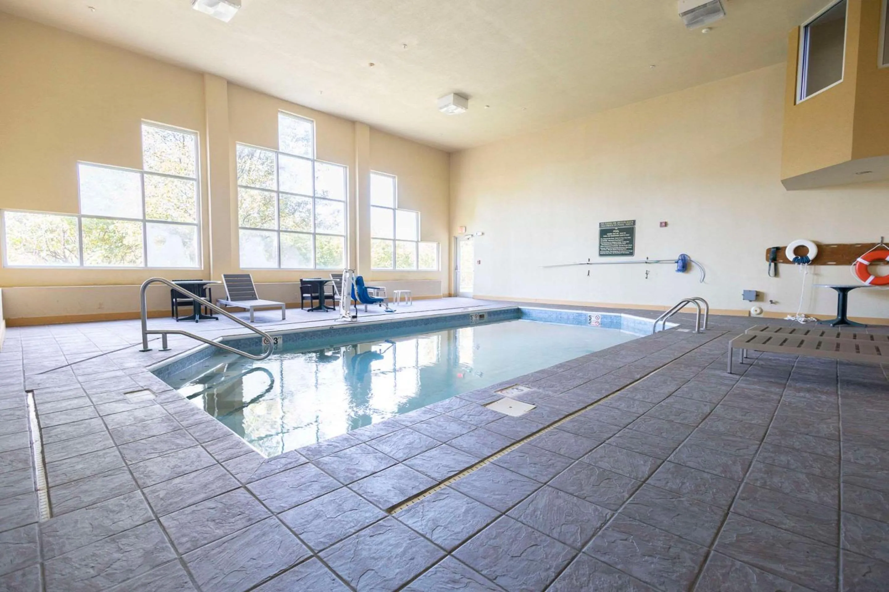 Swimming pool in Comfort Suites Springfield I-70