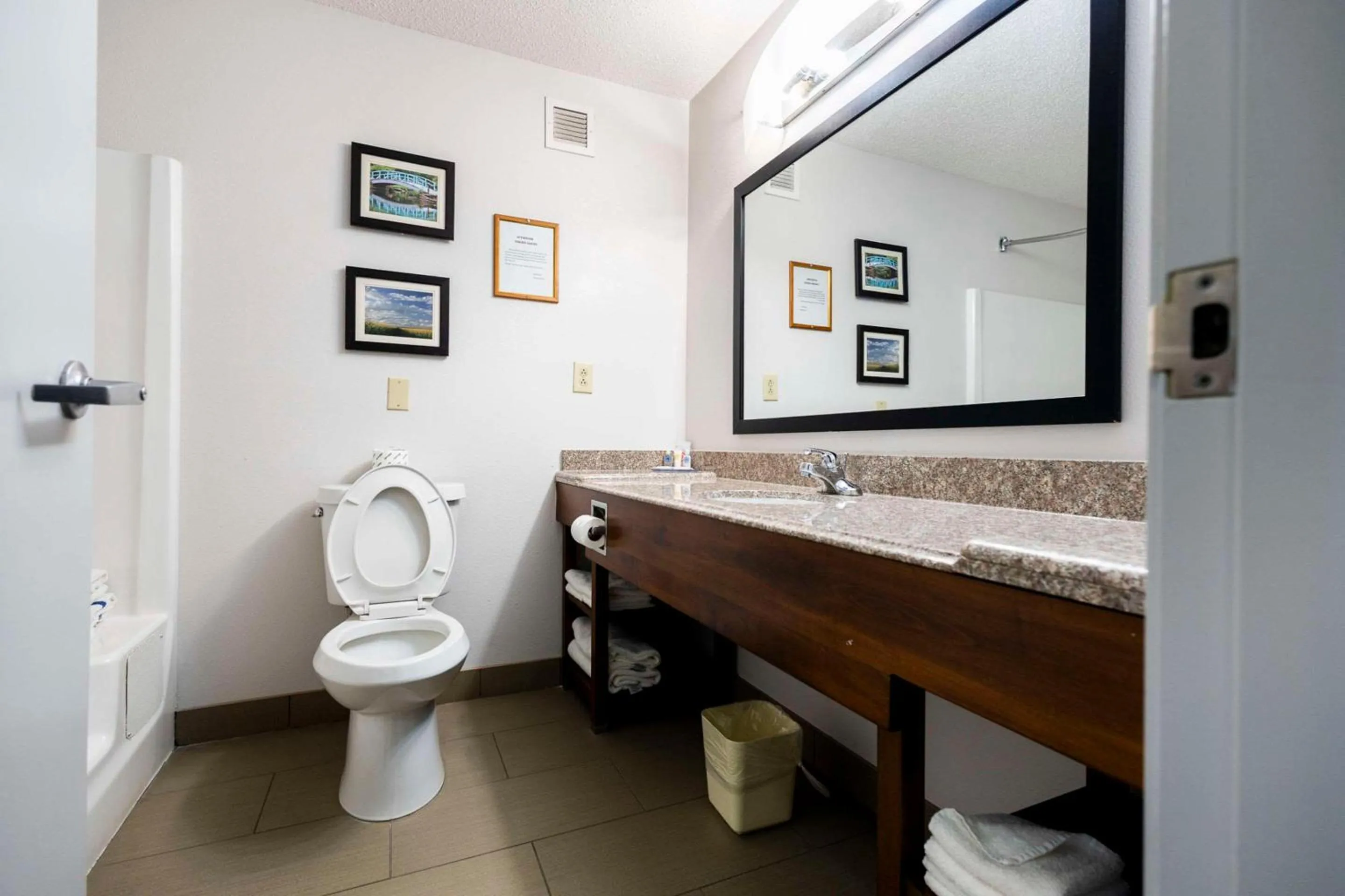 Bedroom in Comfort Suites Springfield I-70