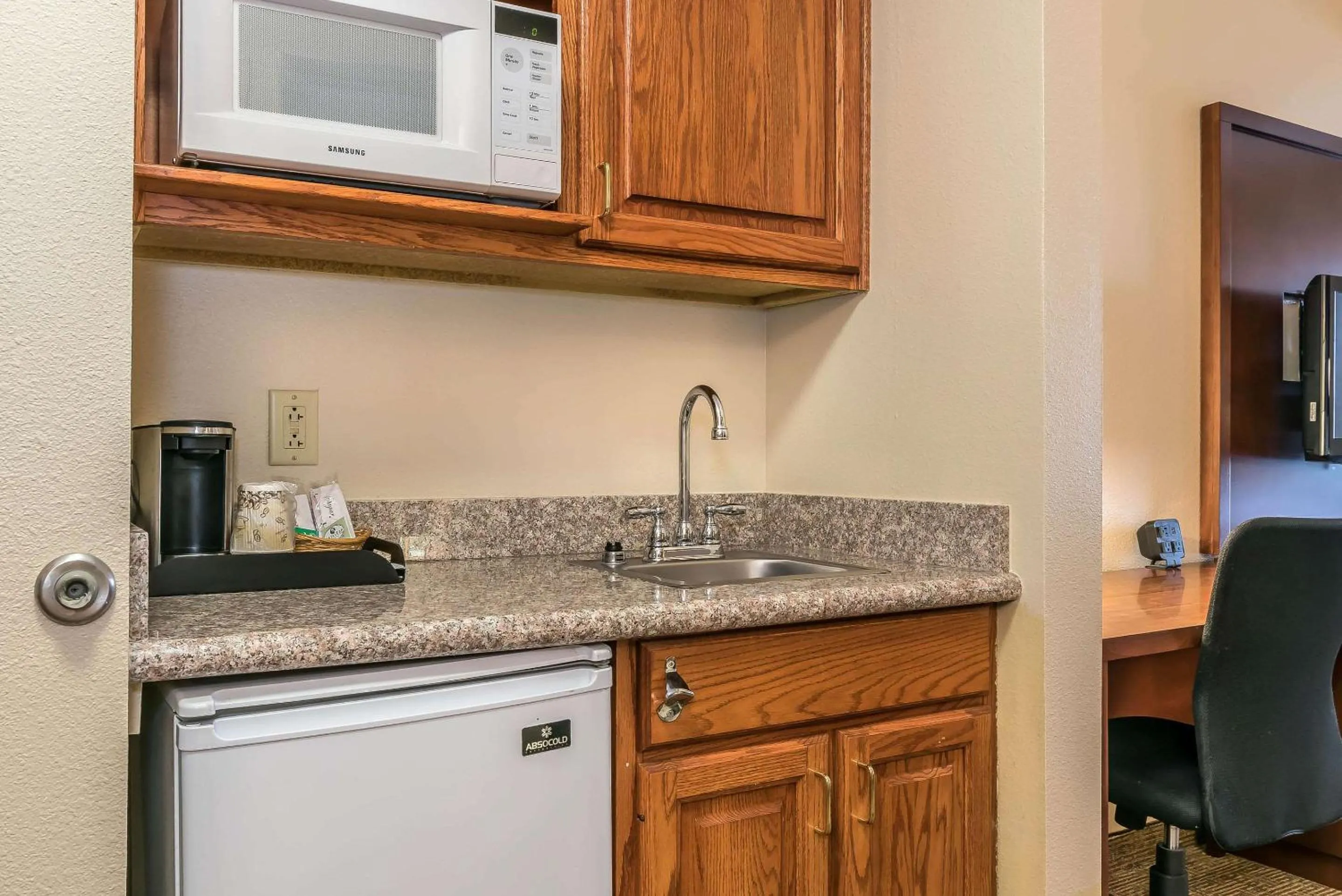 Bedroom in Comfort Suites Springfield I-70