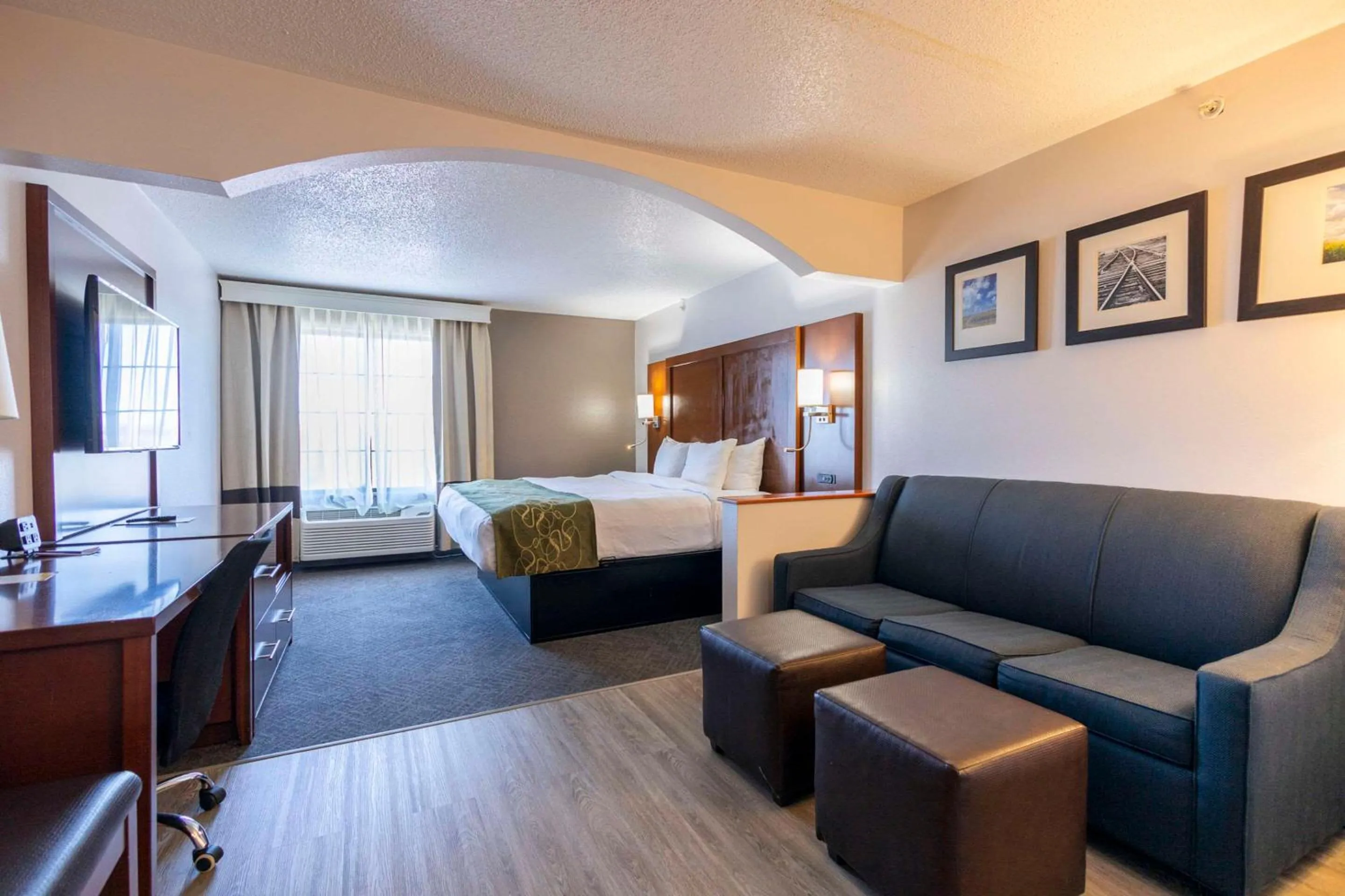 Bedroom, Bed in Comfort Suites Springfield I-70