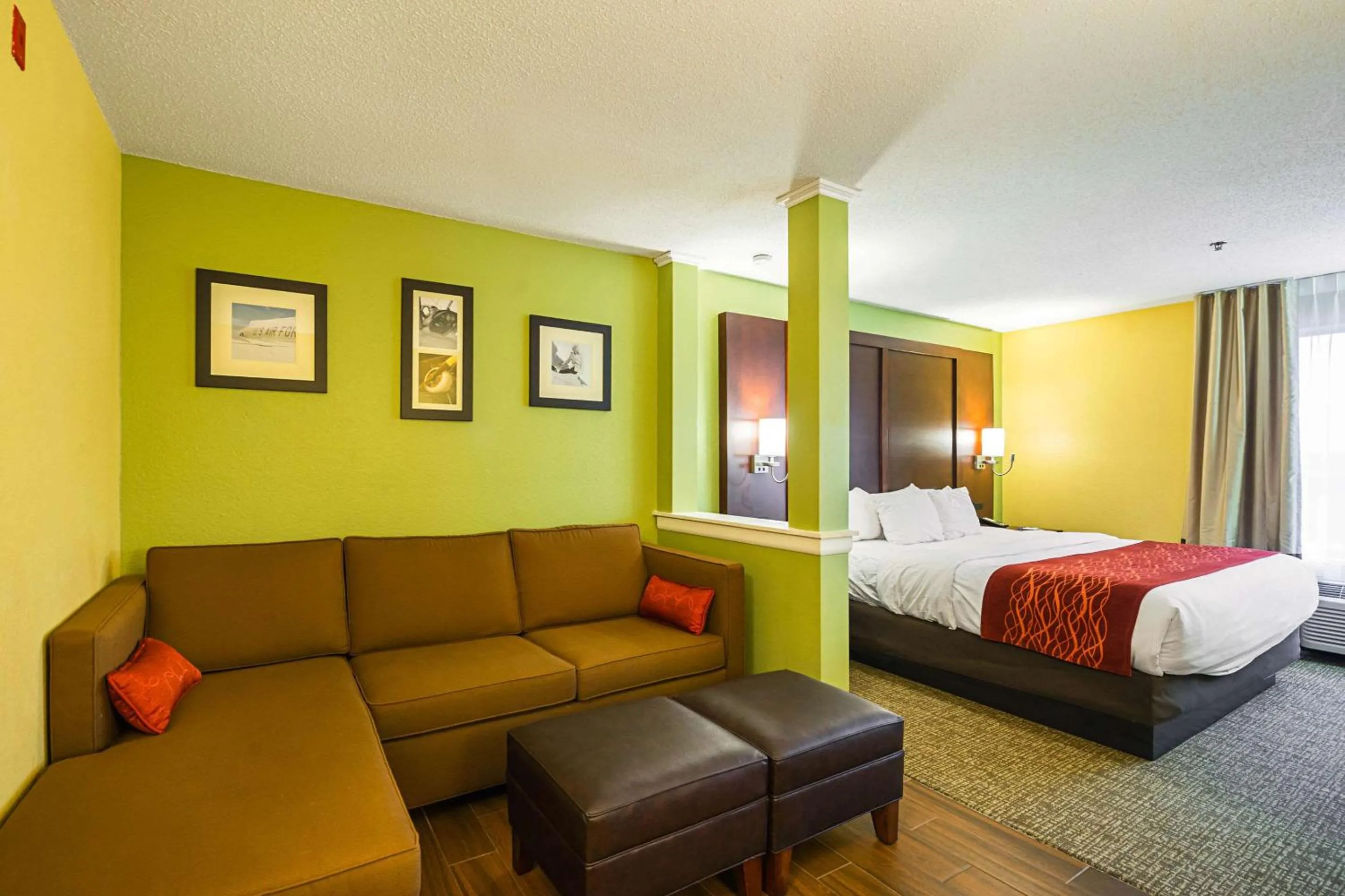 Photo of the whole room, Bed in Comfort Inn & Suites Dayton Northwest - Englewood