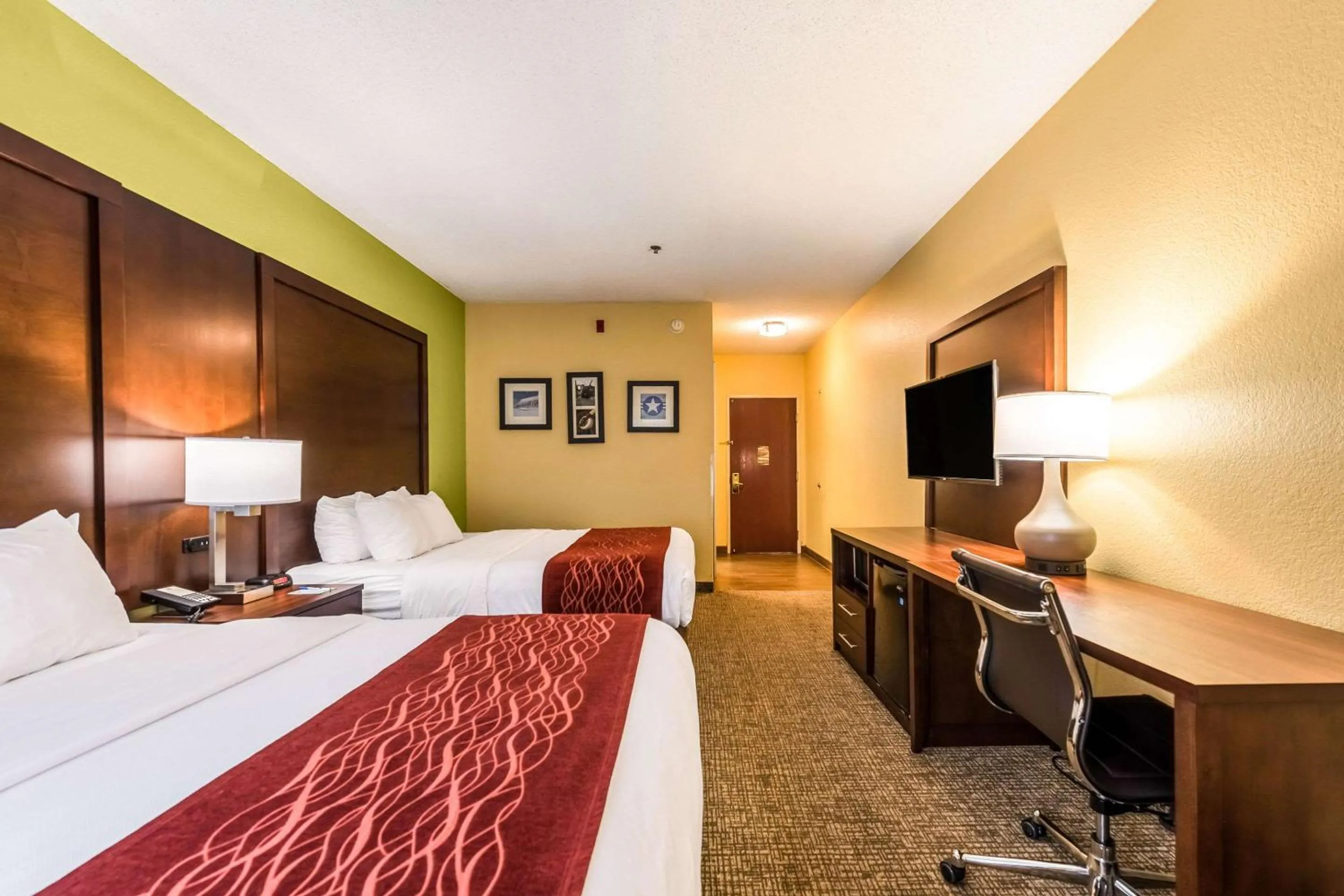 Photo of the whole room, Bed in Comfort Inn & Suites Dayton Northwest - Englewood