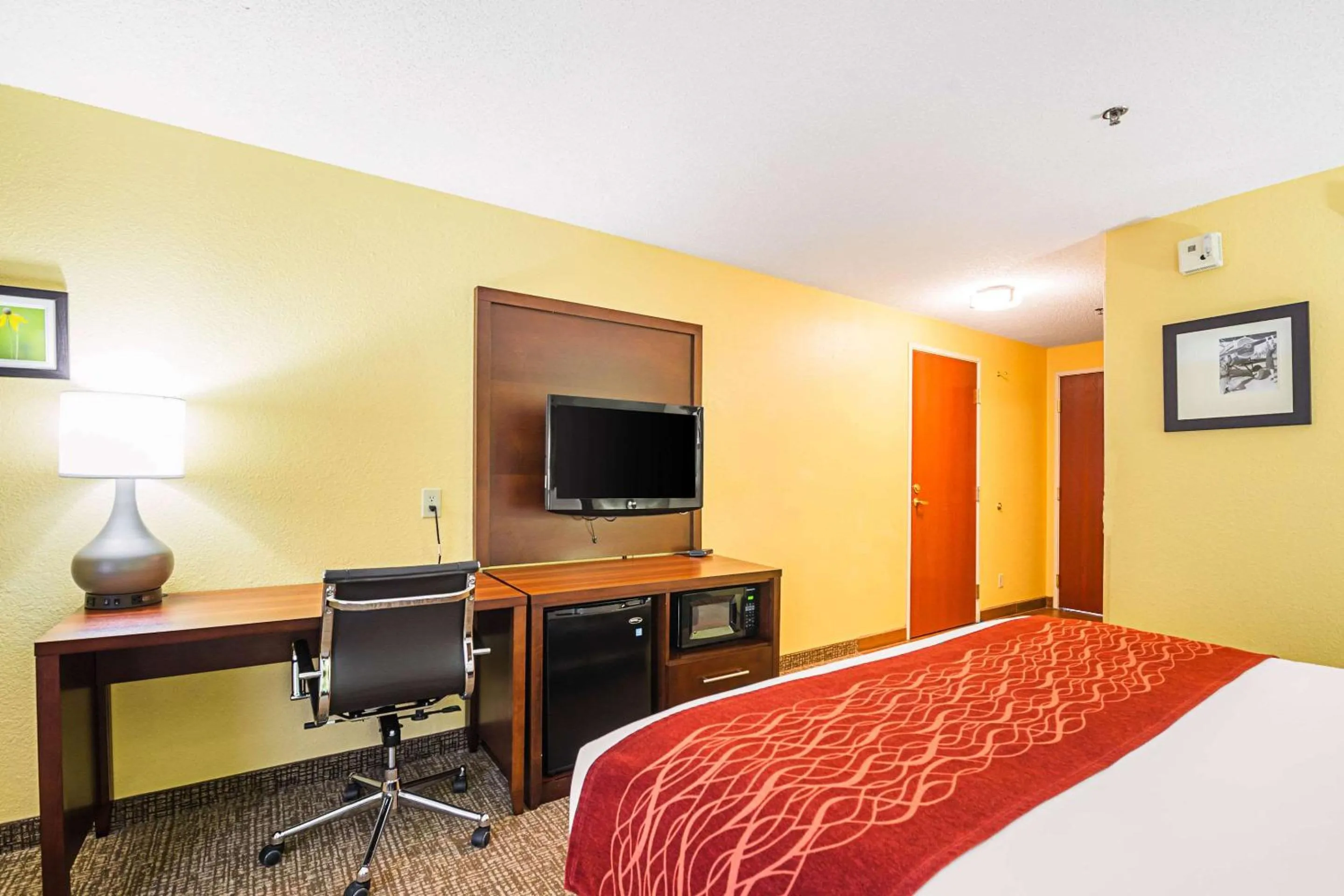 Photo of the whole room, Bed in Comfort Inn & Suites Dayton Northwest - Englewood