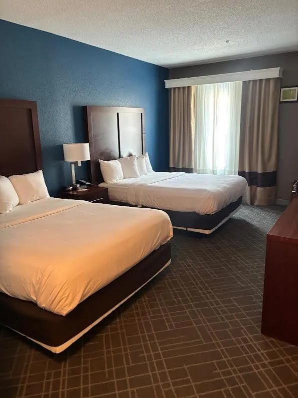 Bed in Comfort Inn & Suites Dayton Northwest - Englewood