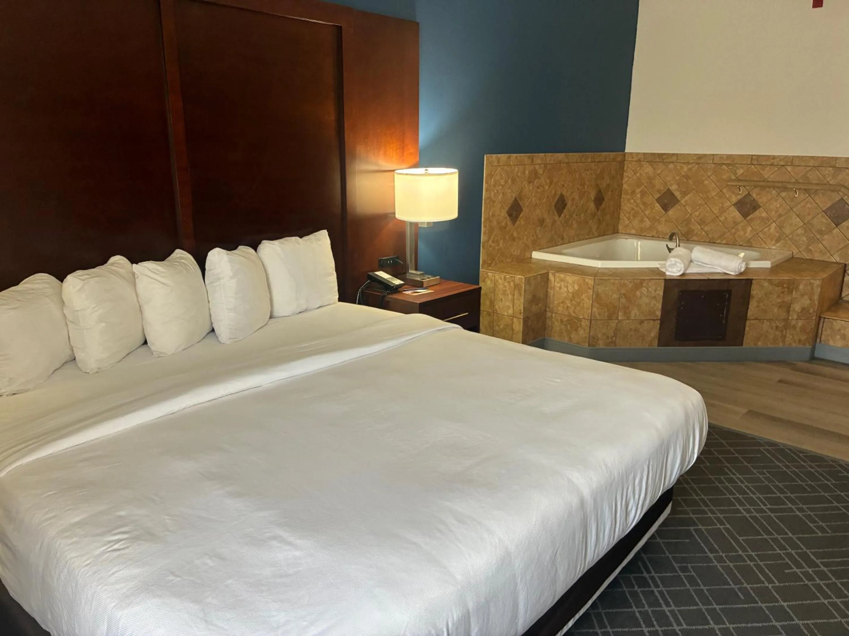 Bed in Comfort Inn & Suites Dayton Northwest - Englewood